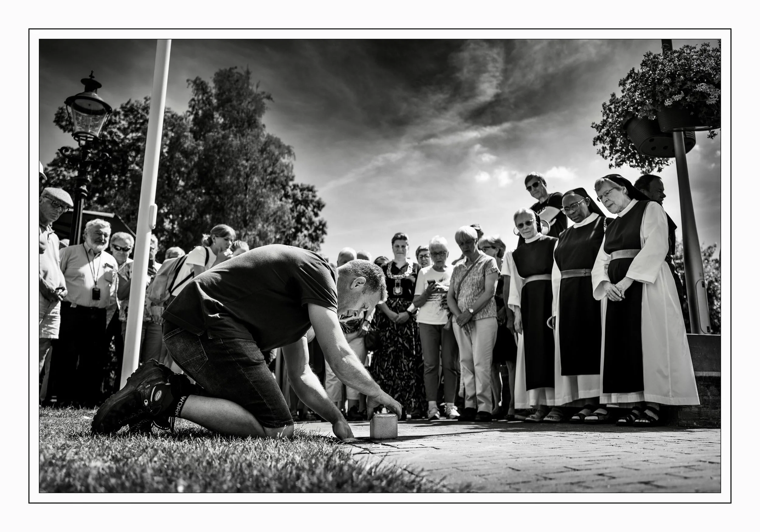 20260629, het leggen van 5 nieuwe Struikelstenen bij het oude klooster &ldquo;Ons Konigsoord&rdquo;, Berkel Enschot.
LeicaQ3, Iso100, f2.5, 1/2000sec.
#leicaq3 #onskoningsoord #leicastreetphotography