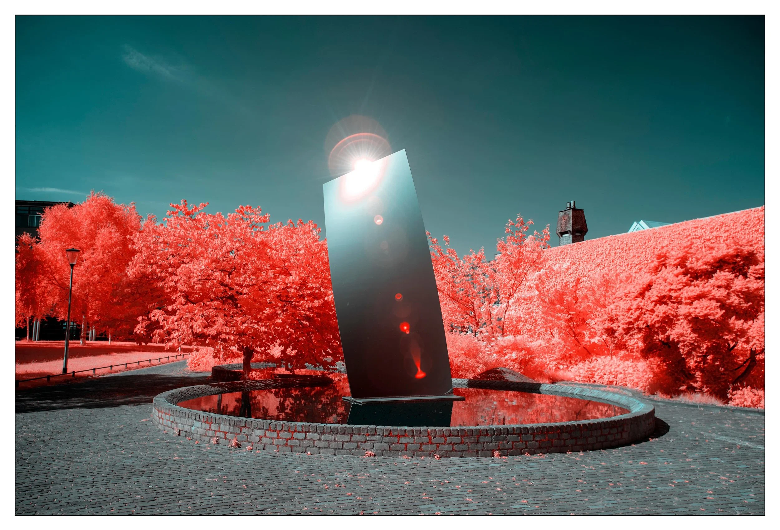 Vandaag weer eens even met mijn infrarood camera op pad geweest.
20260624, Tilburg, Sculptuur Sky Mirror van kunstenaar Anish Kapoor.
NikonD610, R590Nm red filter, 
Iso100, f6,3, 1/320sec.
#infrared #depont #tilburgcity 
#anishkapoor #r590