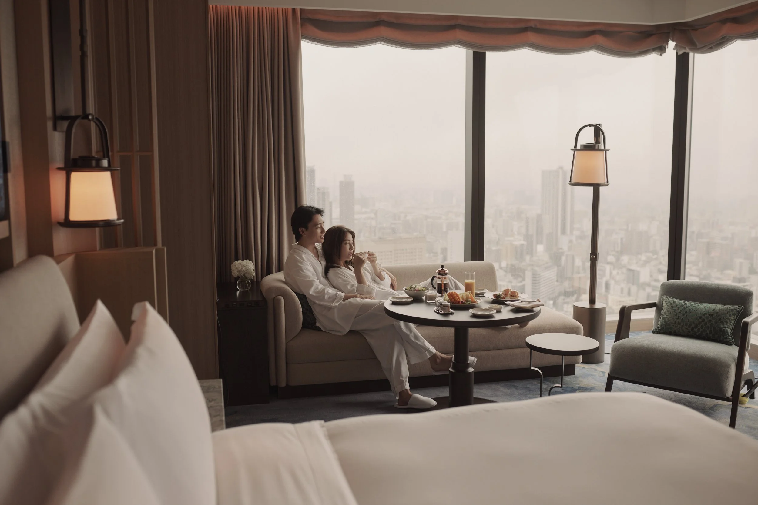 20250611_WALDORF_OSAKA_BD_PRESIDENTIAL_SUITE_COUCH_01_0185.jpg