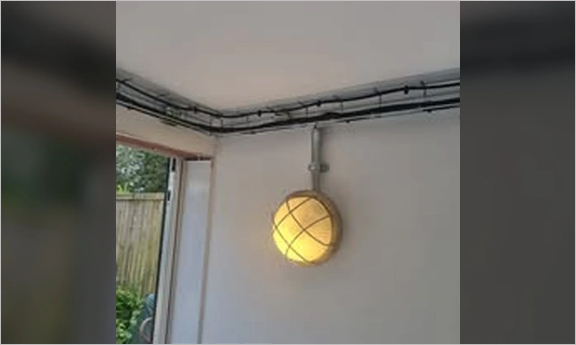 34_Industrial_Wall_Light.jpg