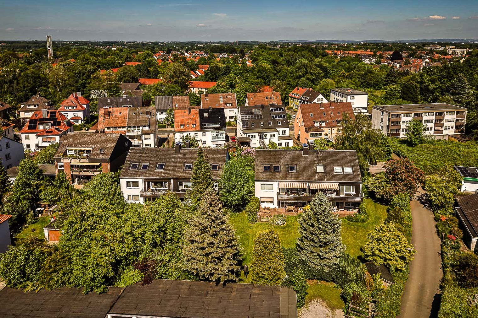 Luftaufnahme eines Wohnviertels mit mehreren Einfamilienhäusern und Mehrfamilienhäusern für einen Immobilienmakler fotografiert