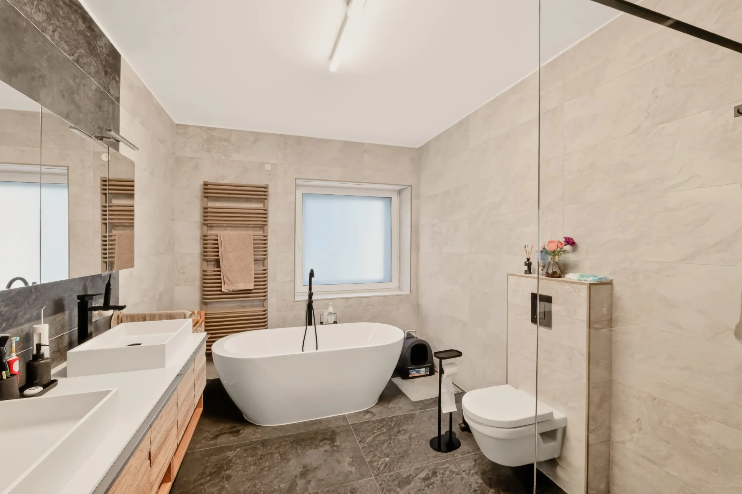 Ein modernes Badezimmer für einen privaten Wohnnugsverkauf von immobilienfotograf-bielefeld fotografiert.