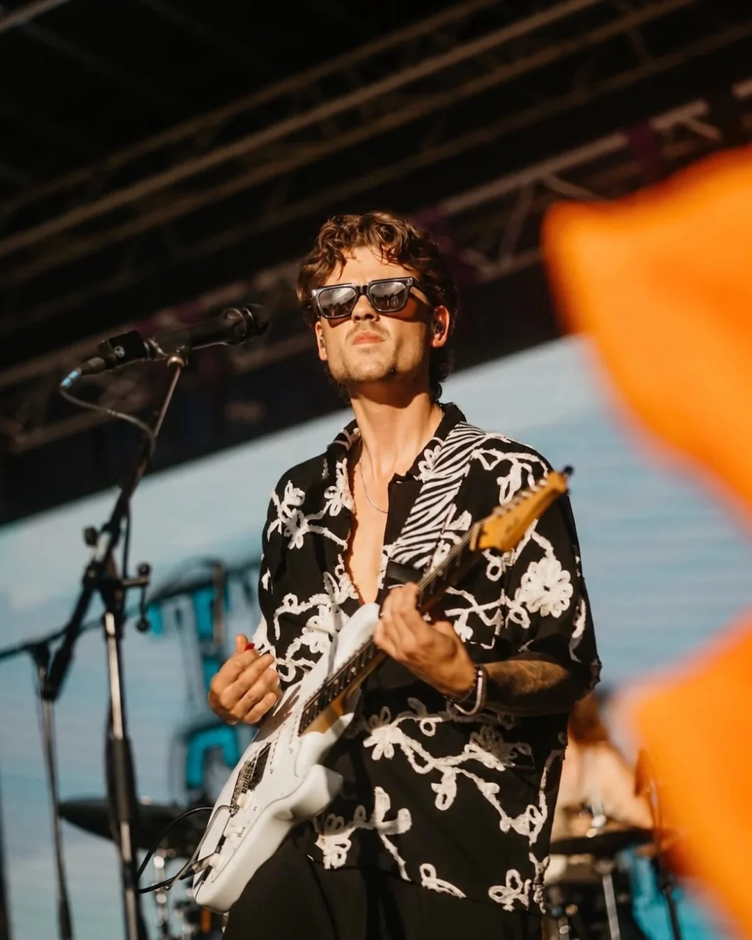 Just trying to look groovy @thecoolquest sub for @cedricsiegers ❤️ 

Fake it till you make it 

Stealing licks from @rorydekievit ( or at least trying ) ❤️ @ogene 

Zei d&rsquo;r iemand thuisbezorgd? @marcfloor 

Lekker gaan op deze plaat 😮&zwj;💨 S
