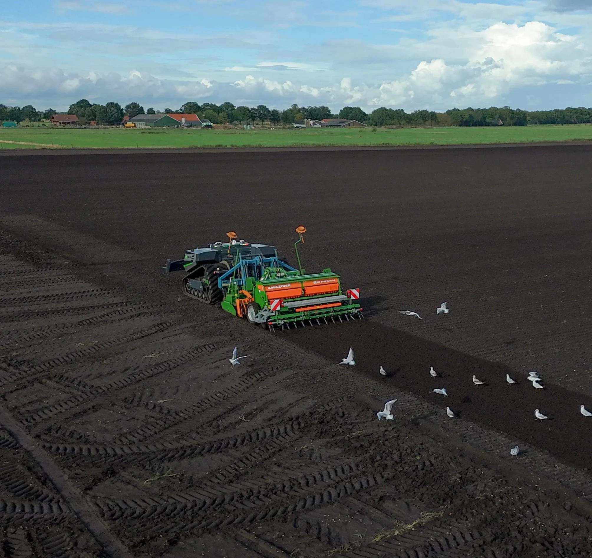 AgXeed machine. De AgXeed is een autonome trekker die verschillende werkzaamheden op het land kan uitvoeren. We zetten de machine onder andere in voor frezen, woelen, klepelen en zaaien.
