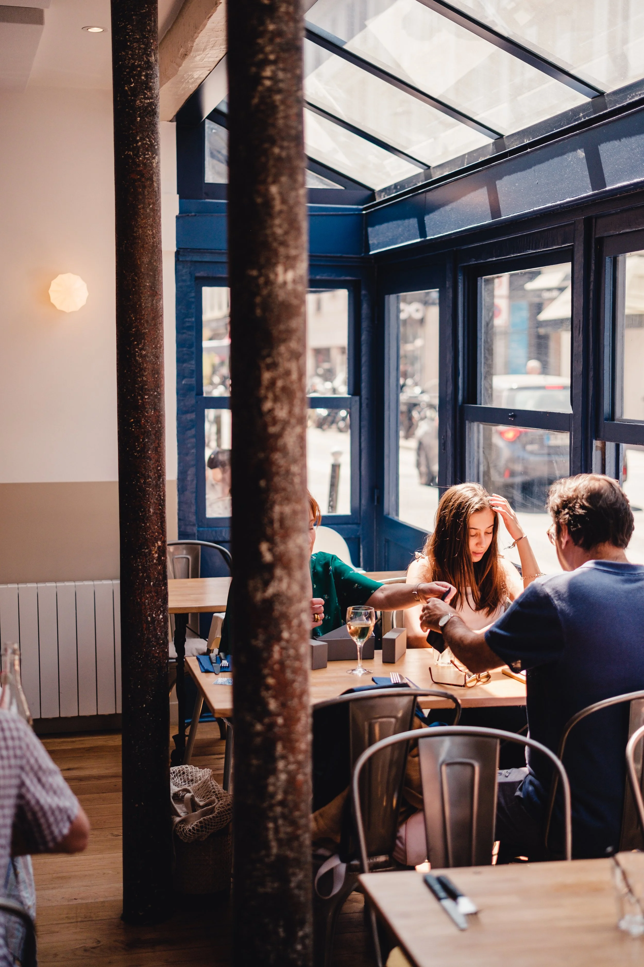 Salle du restaurant BRUTUS Levallois sous sa verrière