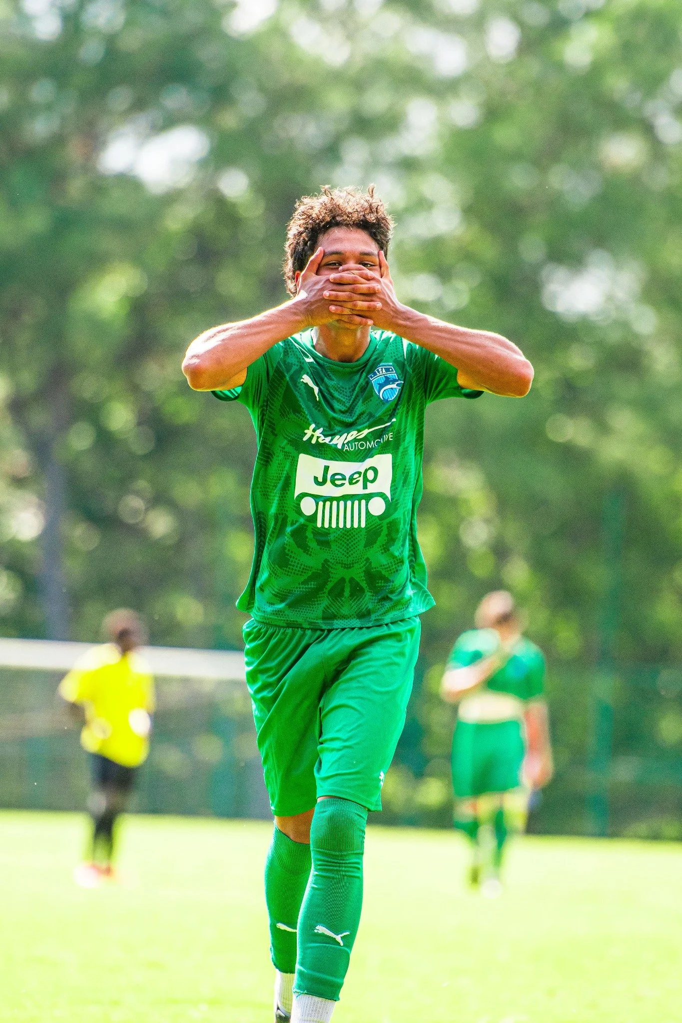 Jugador de LSA con uniforme verde celebrando en la cancha
