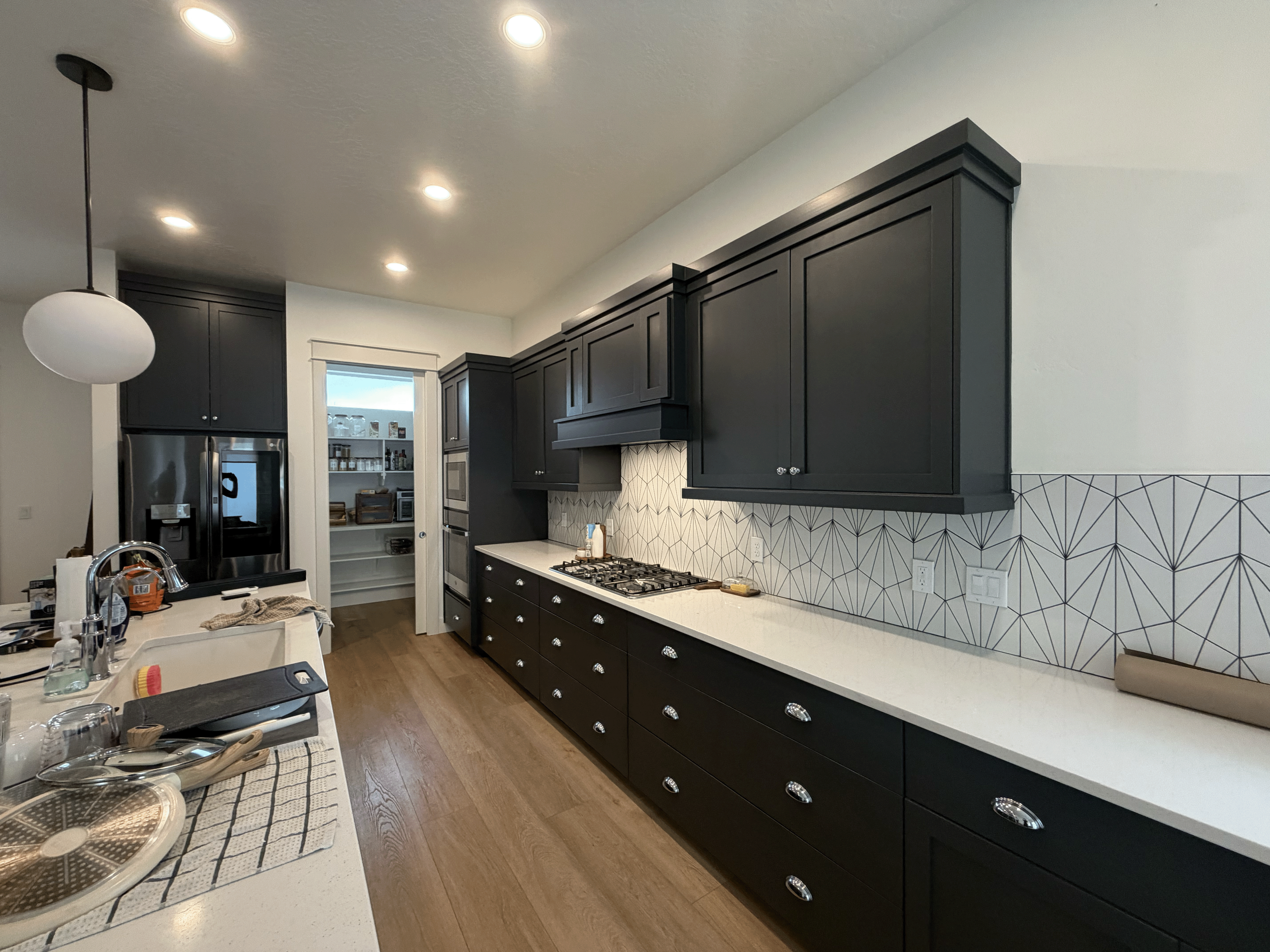Interior kitchen cabinet painting, dark brown with white walls and a geometric blackspach