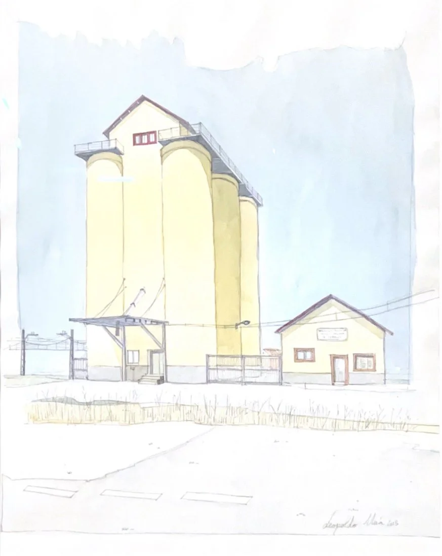Dibujos de un edificio de silos y una casa pequeña en un entorno urbano con un cielo azul claro.