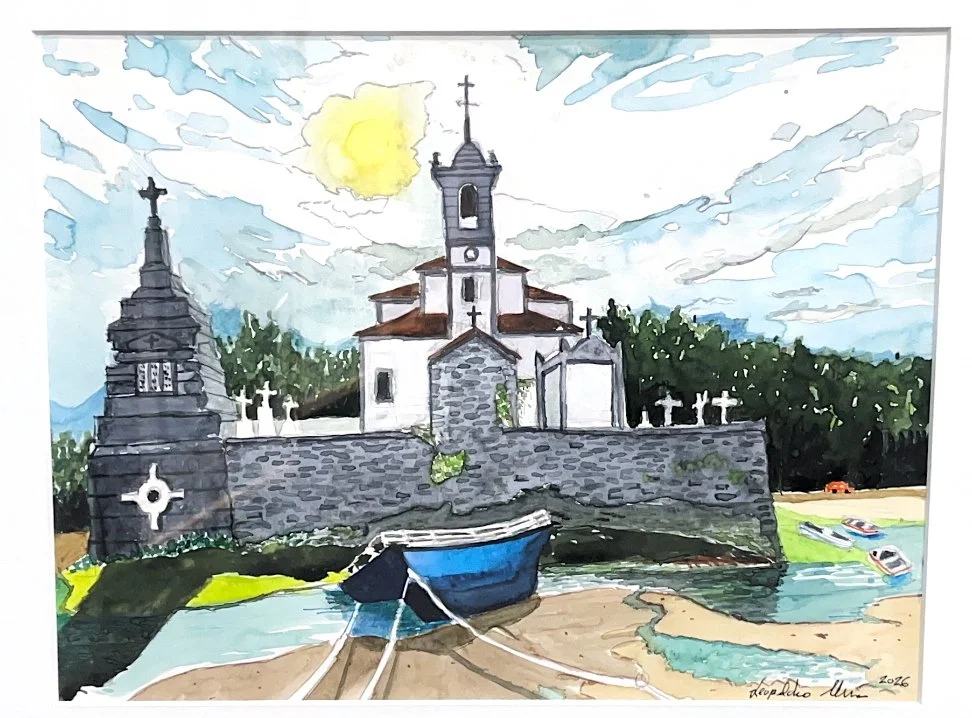 Dibujo de un pueblo con una iglesia blanca, río y barco en primer plano, en un día soleado con algunas nubes.
