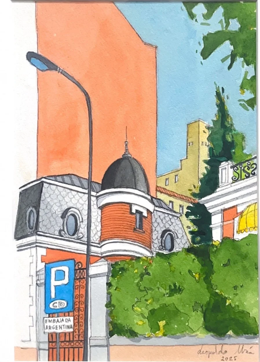 Dibujo de un edificio con una cúpula y detalles arquitectónicos, visto desde la calle, con un árbol y un cartel que indica estacionamiento, en Argentina, en 2023.