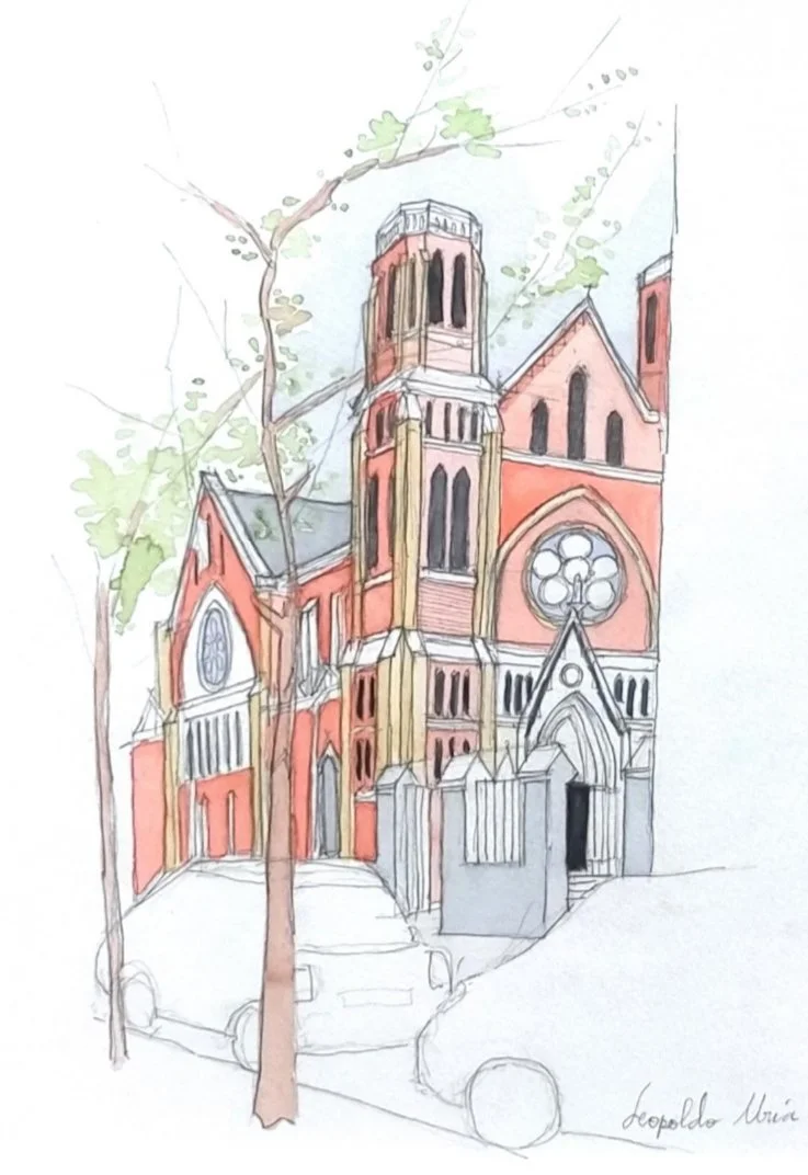Dibujo de una iglesia gótica de color rojo con detalles en gris y amarillo, rodeada de árboles, con coches al frente.