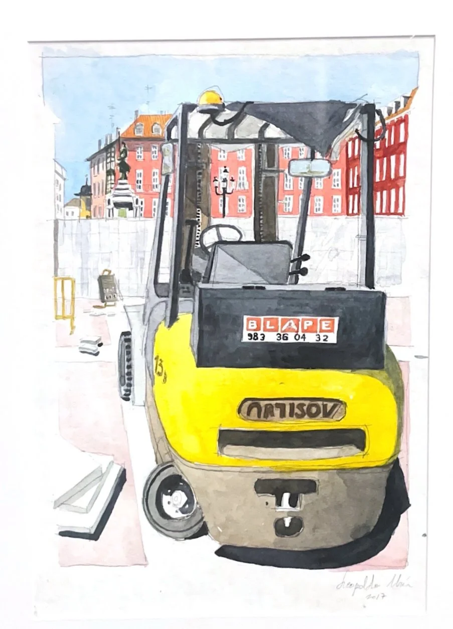 Dibujo de un montacargas amarillo visto de frente en un espacio exterior con edificios rojos y estructuras urbanas en el fondo.