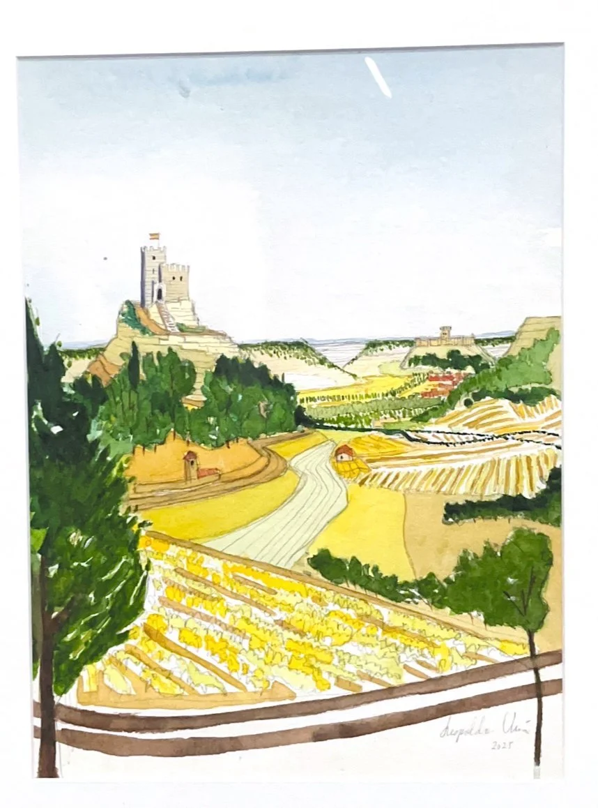 Paisaje de campo con viñedos, caminos y un castillo en una colina al fondo, pintado con acuarelas.