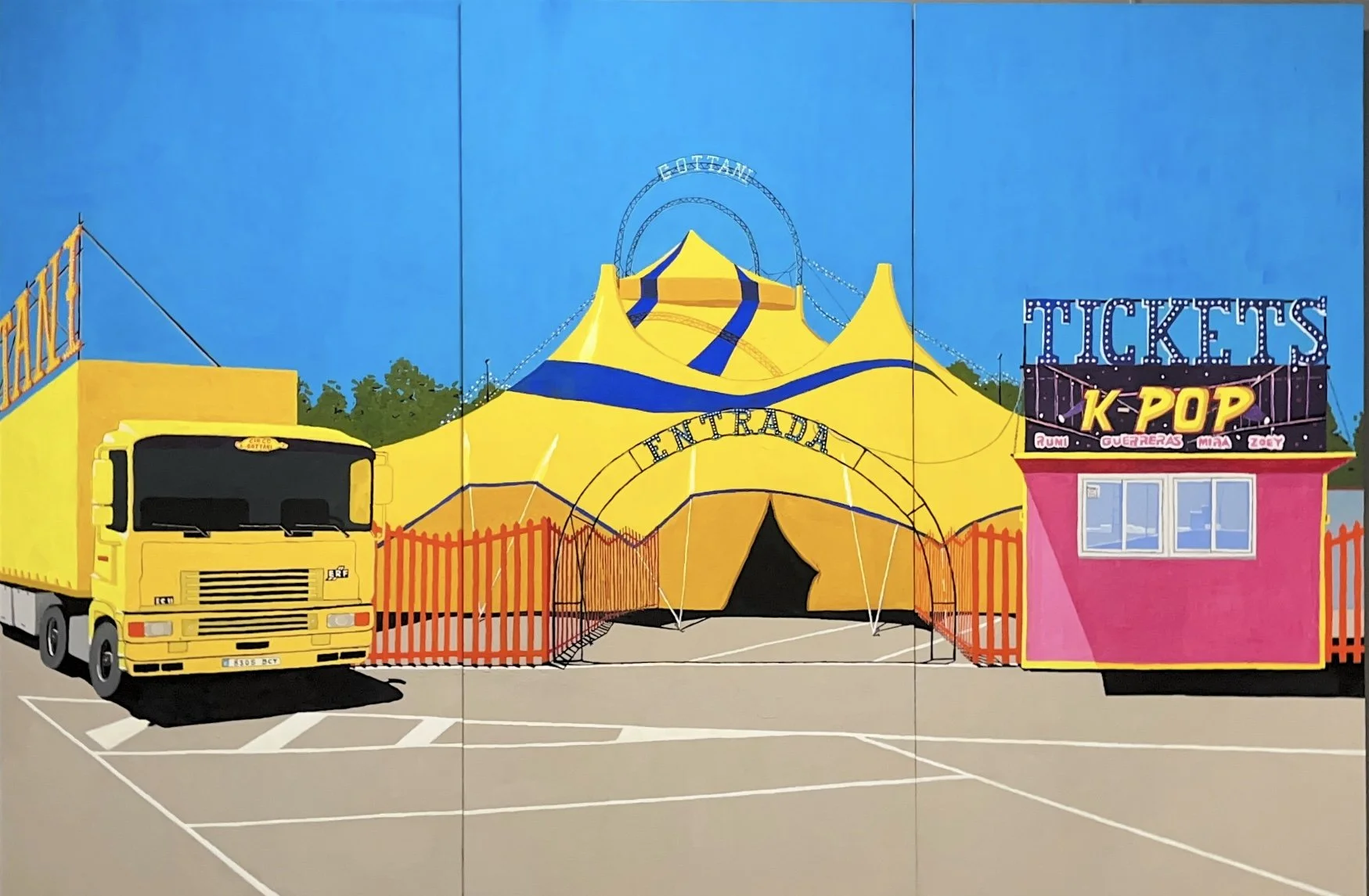 Carpa de circo amarilla con entradas y señalización, junto a una taquilla de boletos de K-pop, un camión amarillo estacionado en un aparcamiento, y una estructura de feria con una rueda de la fortuna detrás, en un día soleado.
