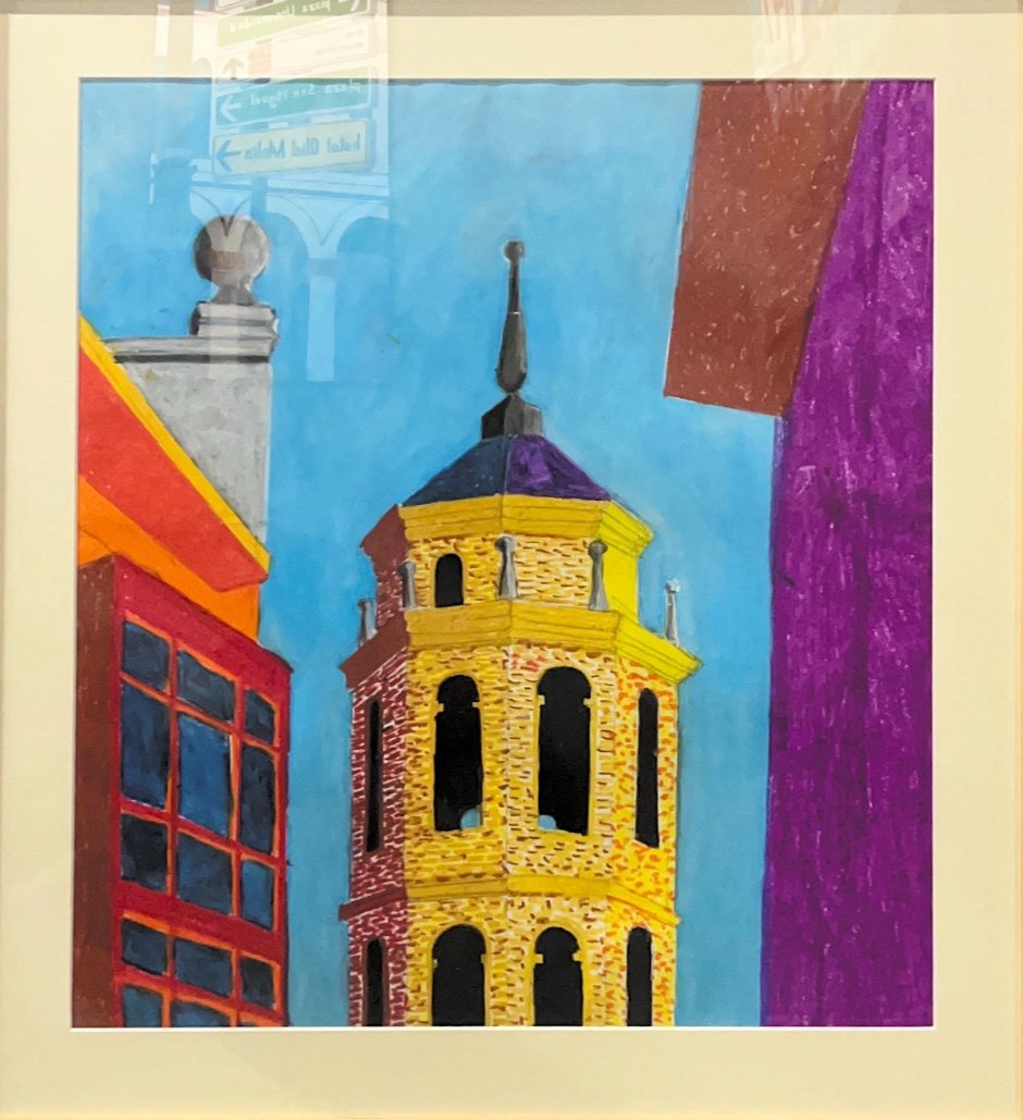 Pintura de un campanario marrón con ventanas negras en un fondo de cielo azul brillante, rodeado de edificios coloridos, uno rojo con ventanas azules y uno morado.