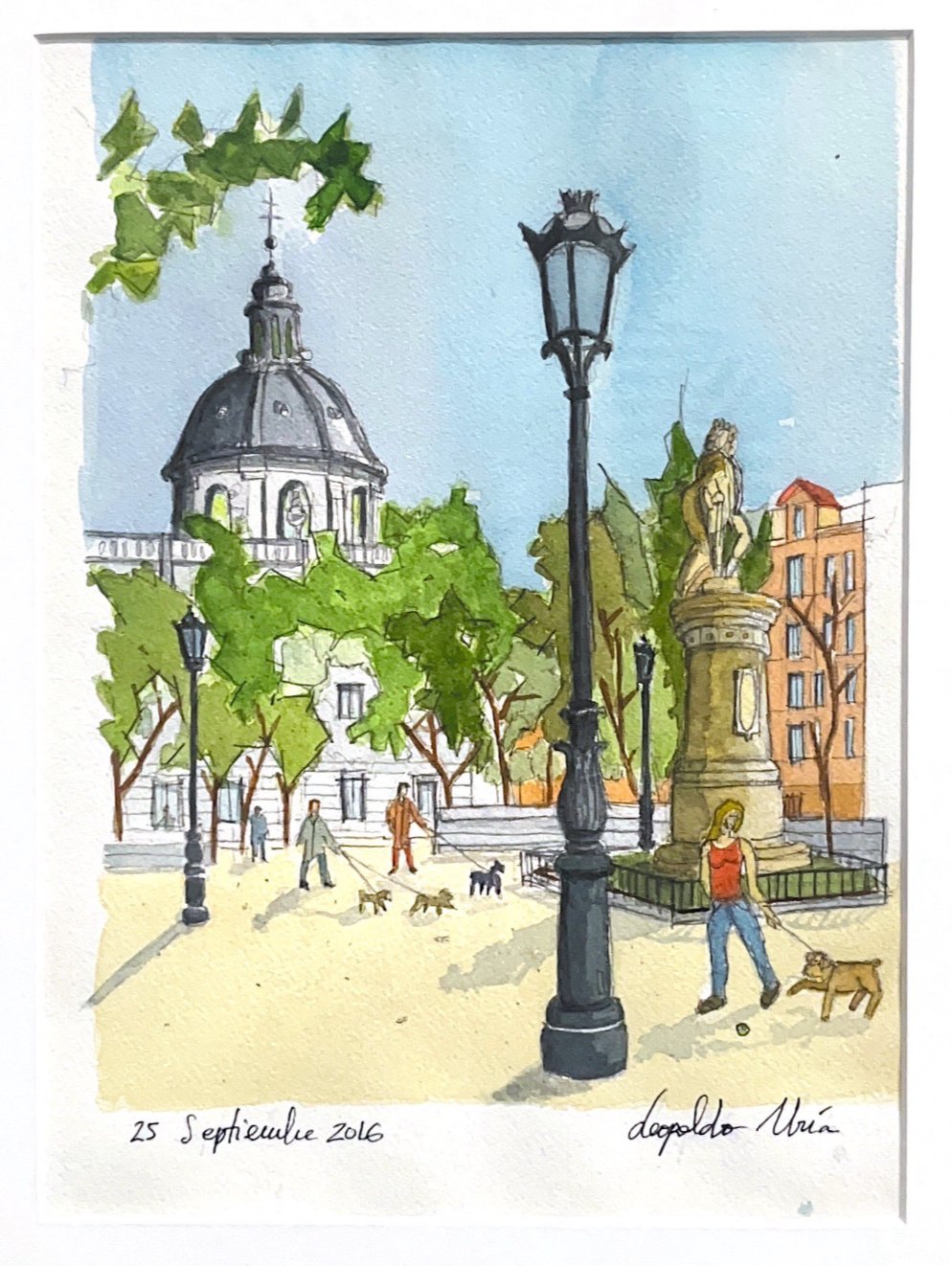 Dibujo con acuarela de una plaza con gente paseando perros, árboles y farolas, en el fondo una cúpula de iglesia y un monumento con estatua. Firma y fecha en la parte inferior.