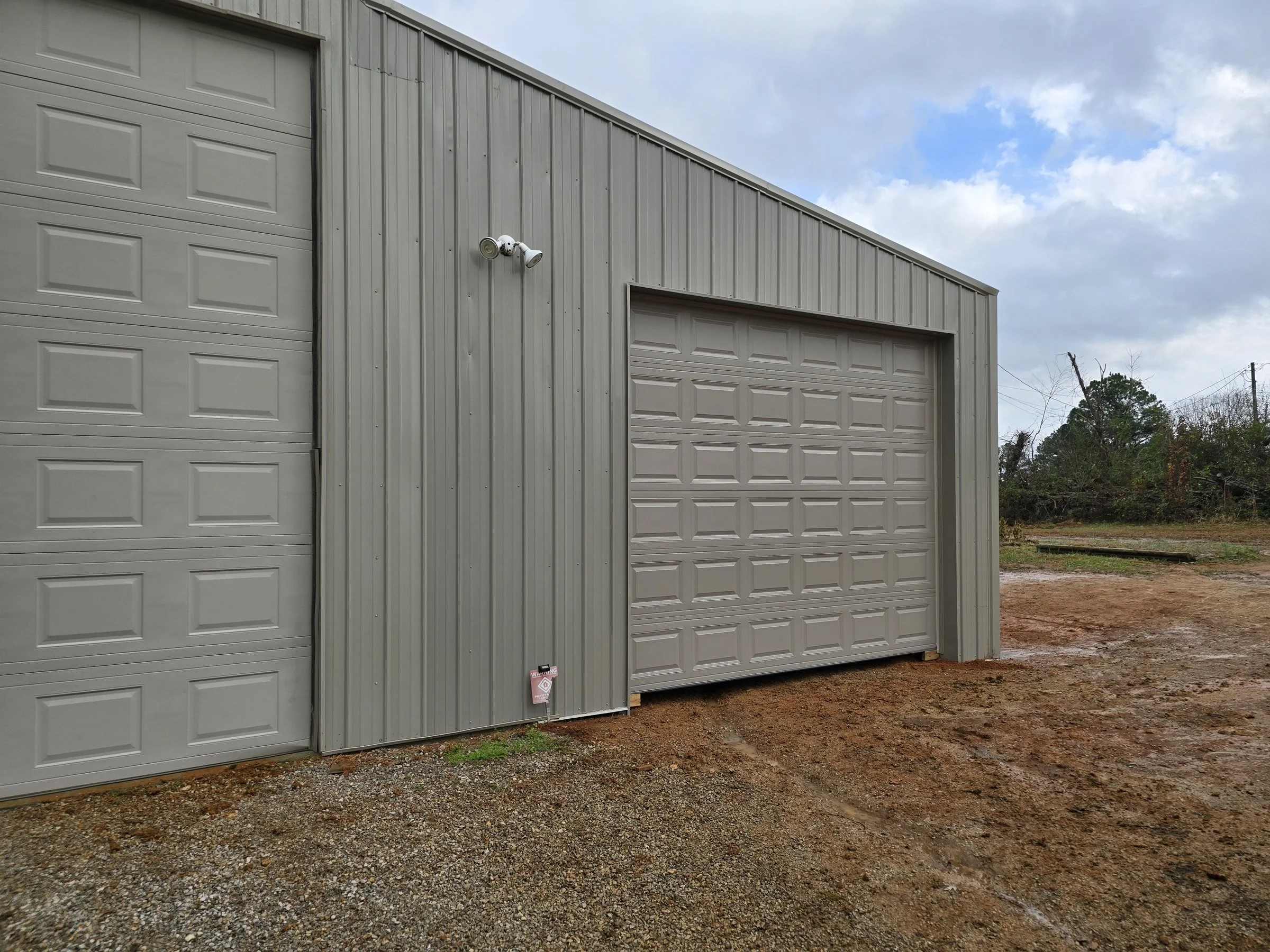Metal shop building with roll-up doors built by Innovative Construction