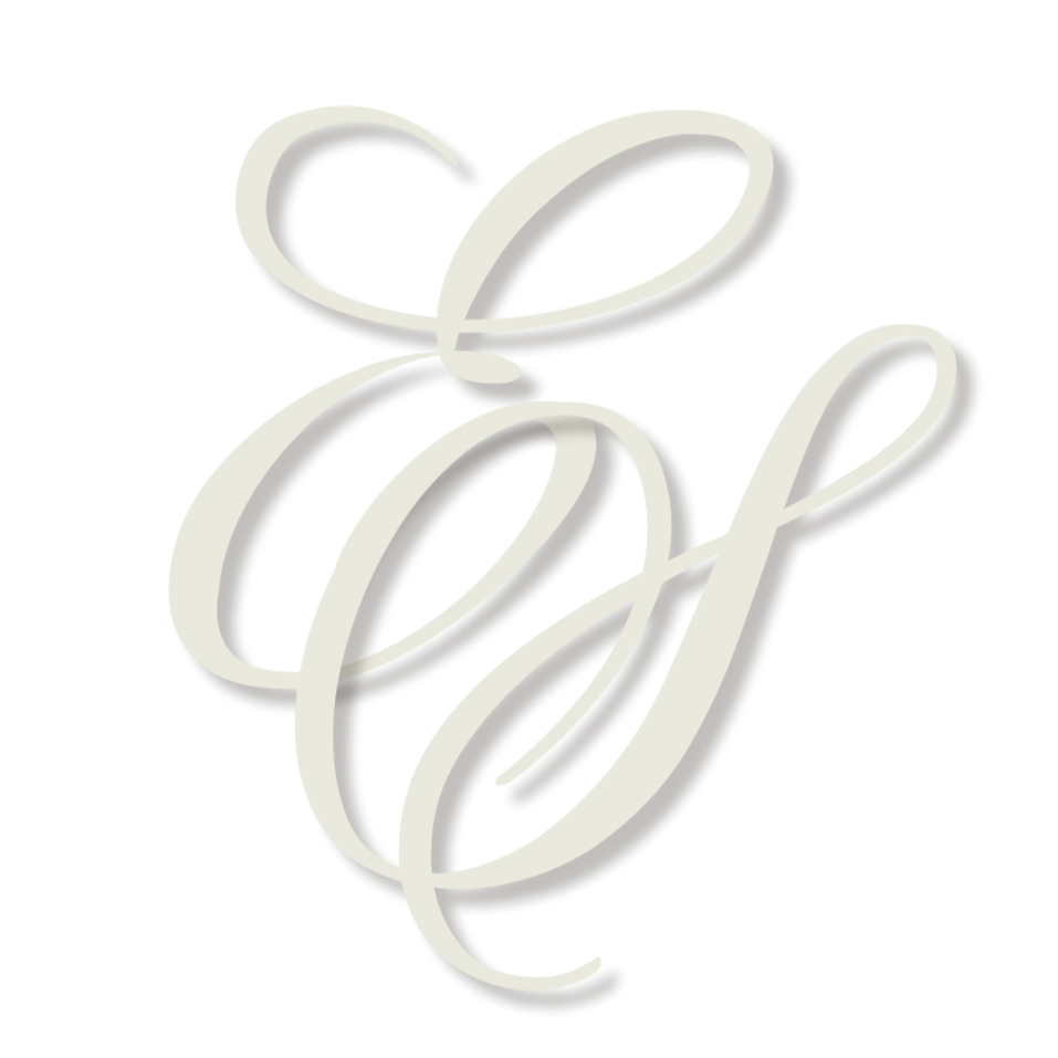Lettre en néon blanc formant un motif fluide sur fond noir.