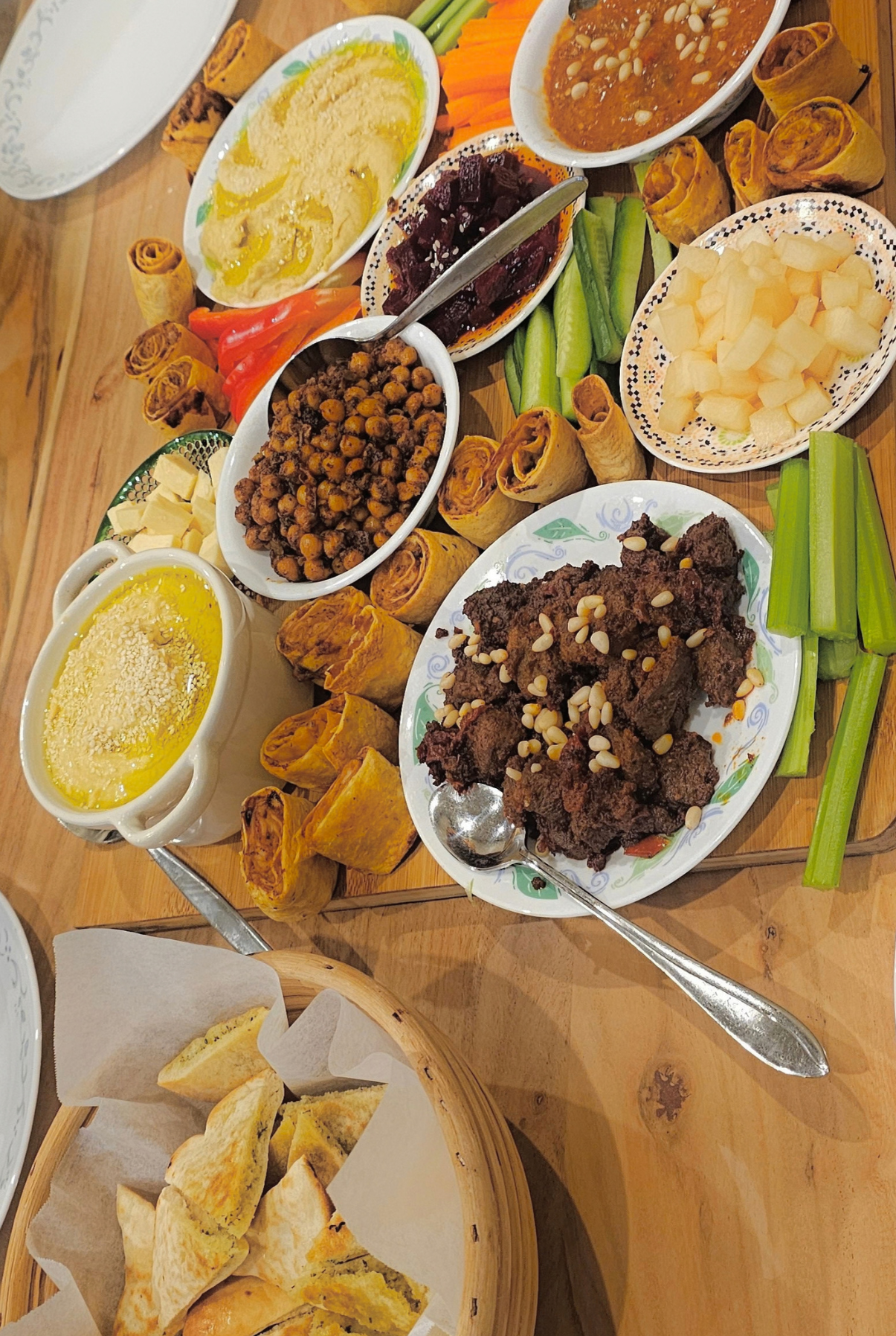 MANZIL 017: DASTARKWHAN 

The Dastarkhwan weaves together stories of cultures in a communal setting. In New Zealand we replicate this on the dinner table, bringing family closer together. Residing in Aotearoa, with lineage from Pakistan, this dastark