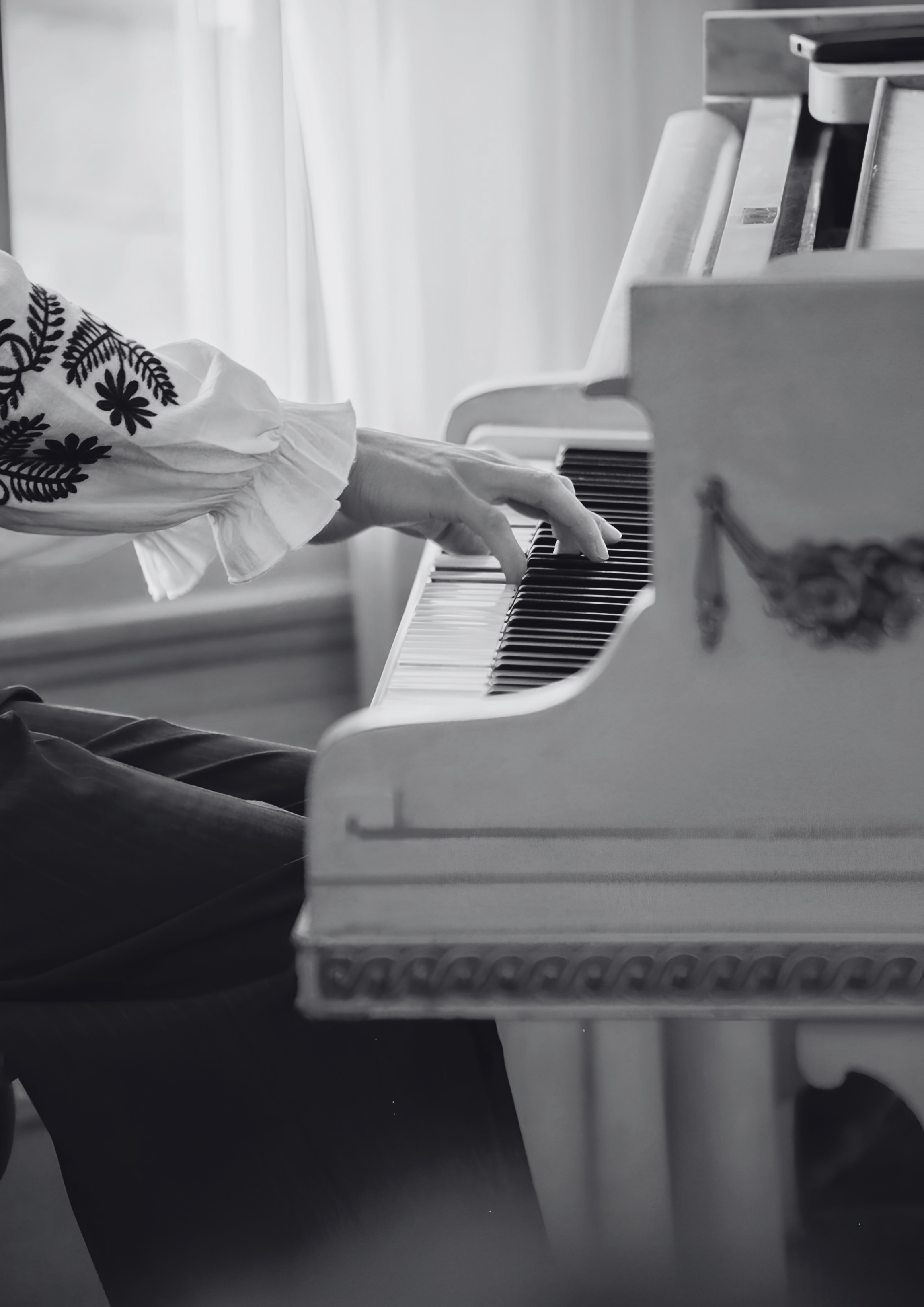 Manos tocando el piano