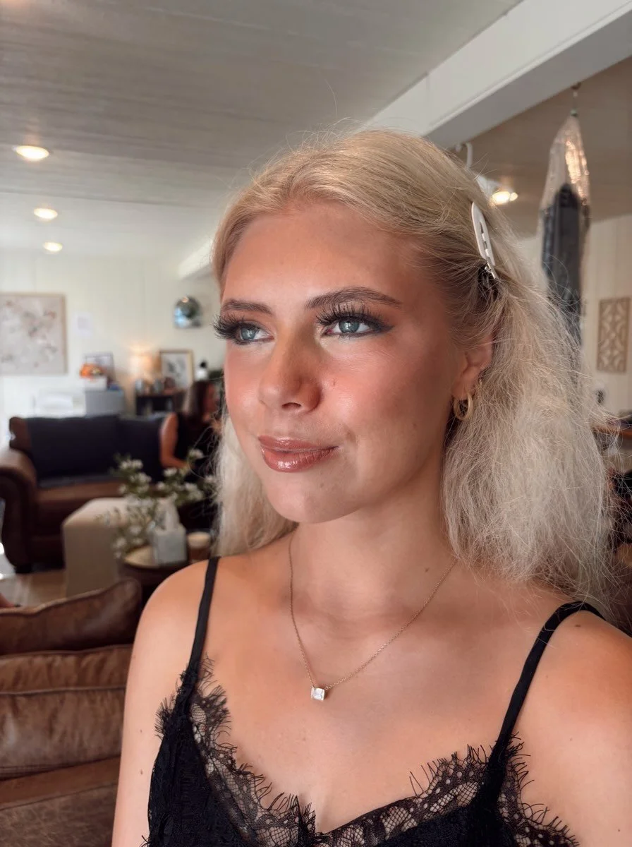 Full glam on this pretty girl! 🤗

MN Makeup Artist | WI Makeup | MUA | Airbrush Makeup | Bridal Makeup |