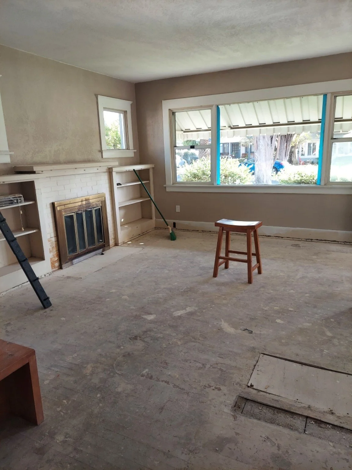 Renovation flooring — before, fireplace view.