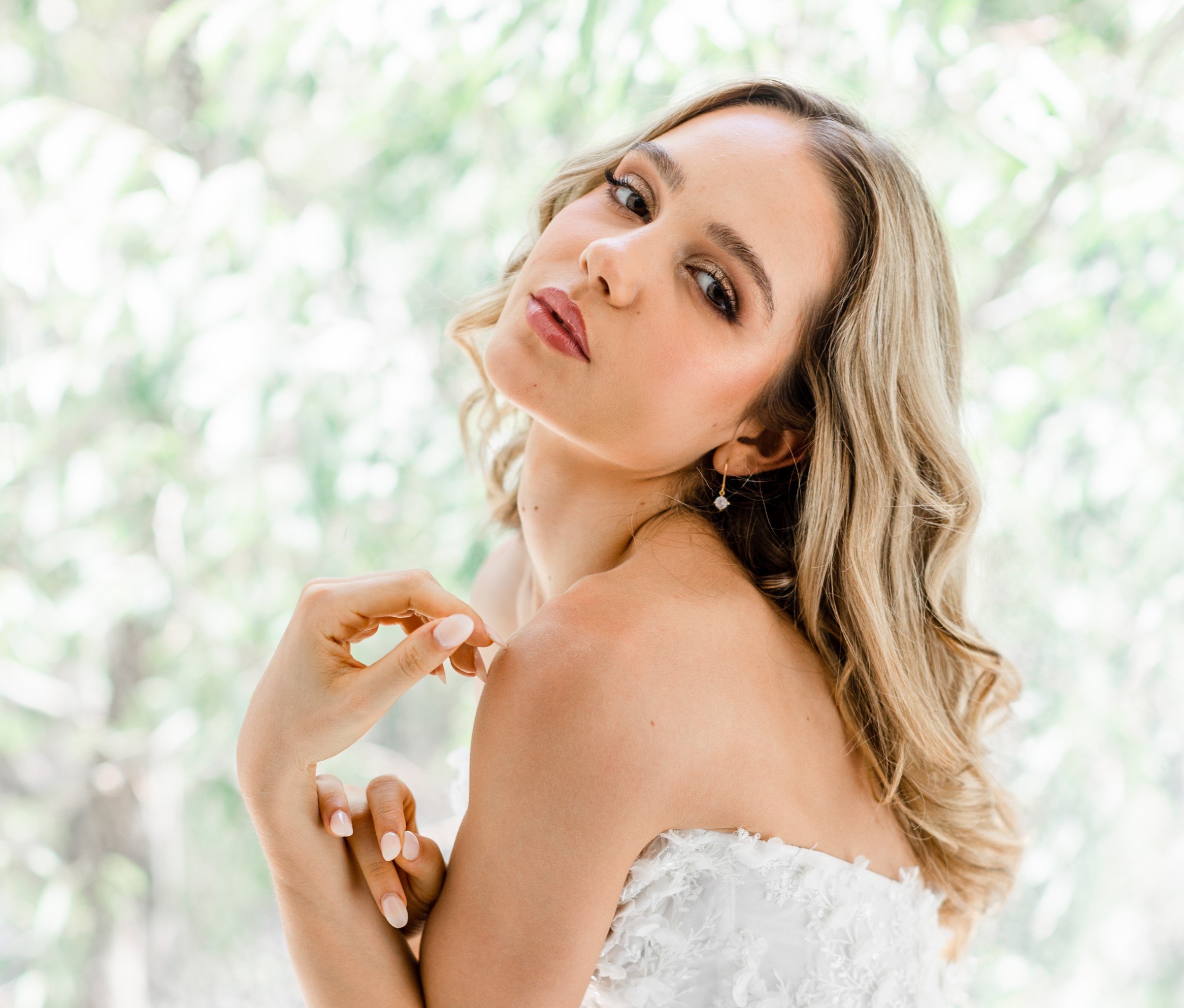 Looking for a radiant, timeless bridal makeup look? Our signature soft glam wedding makeup focuses on luminous, skin-first coverage paired with soft definition around the eyes and a natural, defined lip. Designed to look effortless in person and flaw