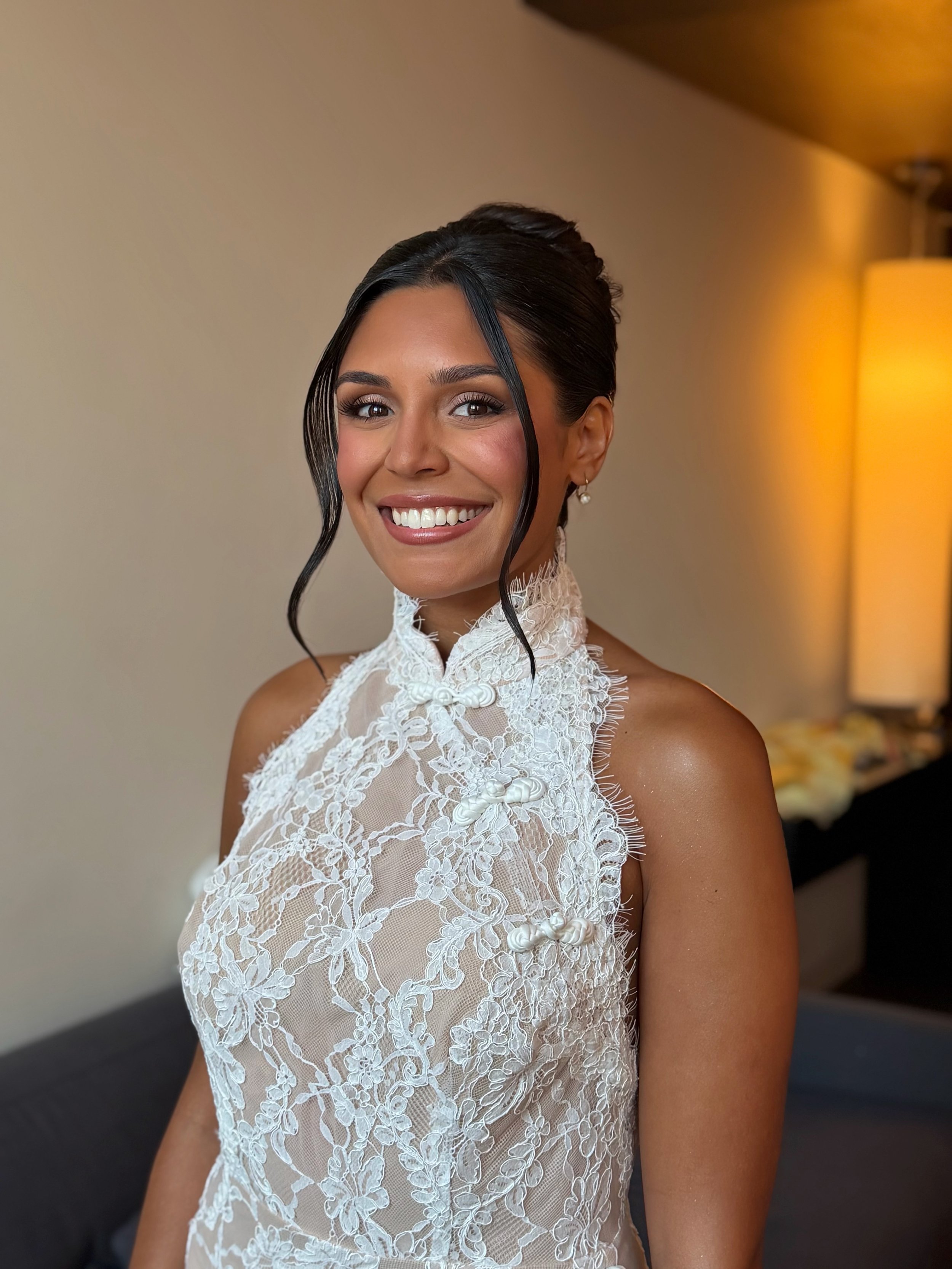 Bride in soft glam with neutral colors, medium skin tone, full covarage, modern bridal look
