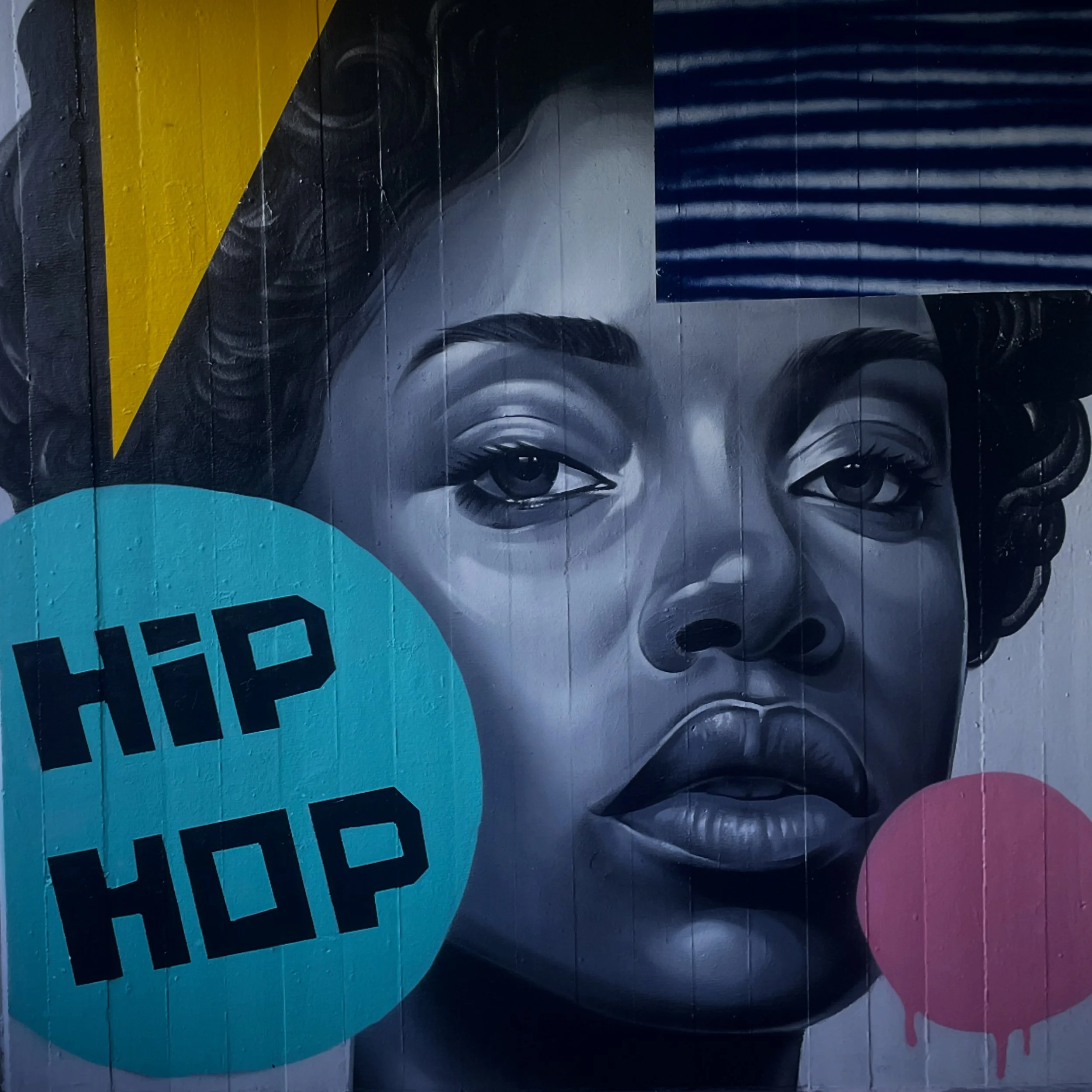 Graffiti einer funky Lady mit Schriftzug "Hip Hop"