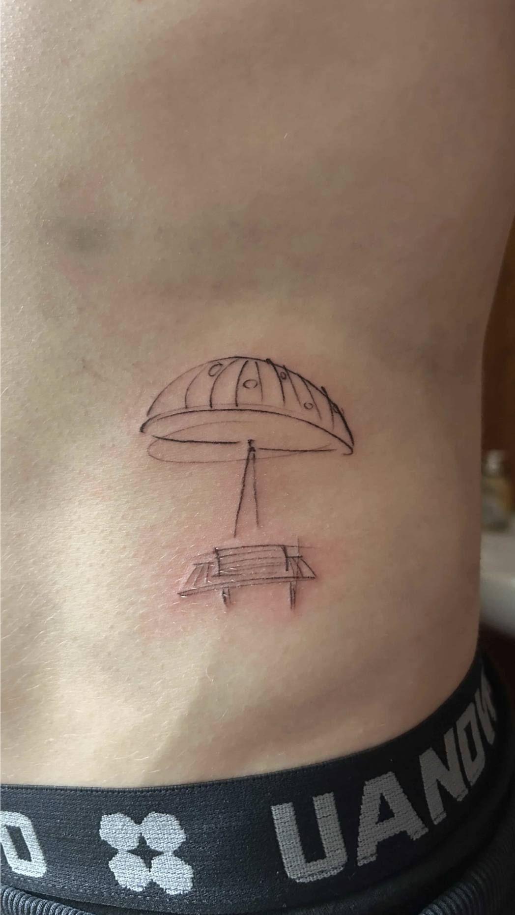 Nahaufnahme eines Fineline Tattoos mit sehr feinen Linien