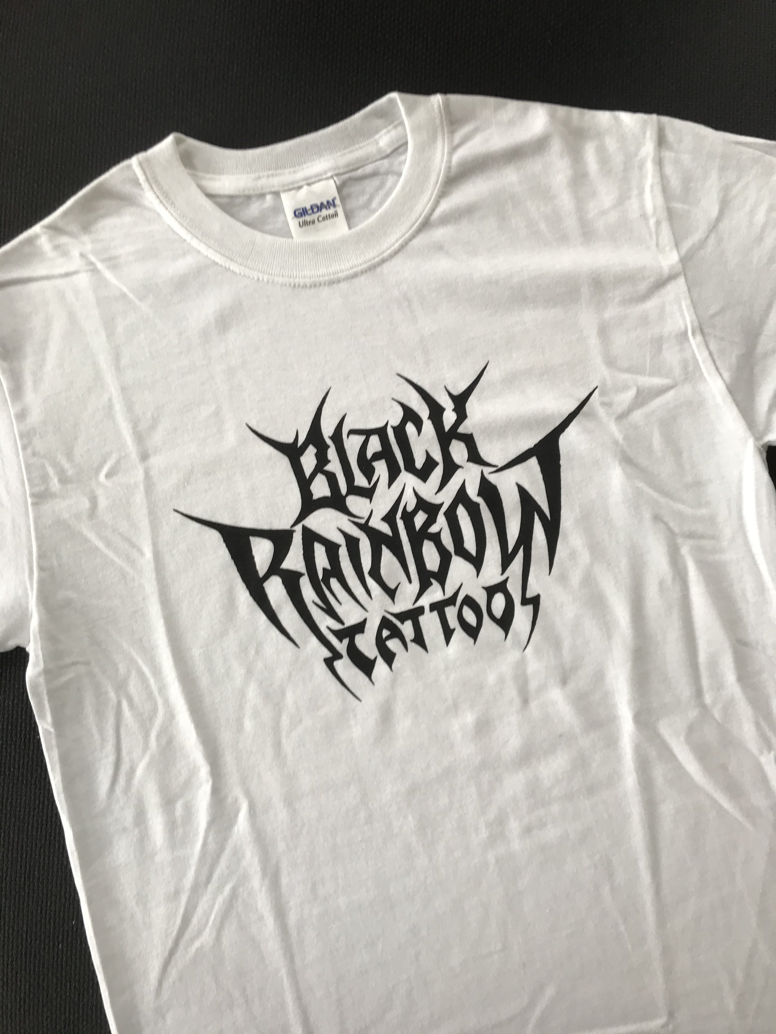 Weißes T-Shirt mit schwarzem „BLACK RAINBOW TATTOO“-Logo und Rundhalsausschnitt