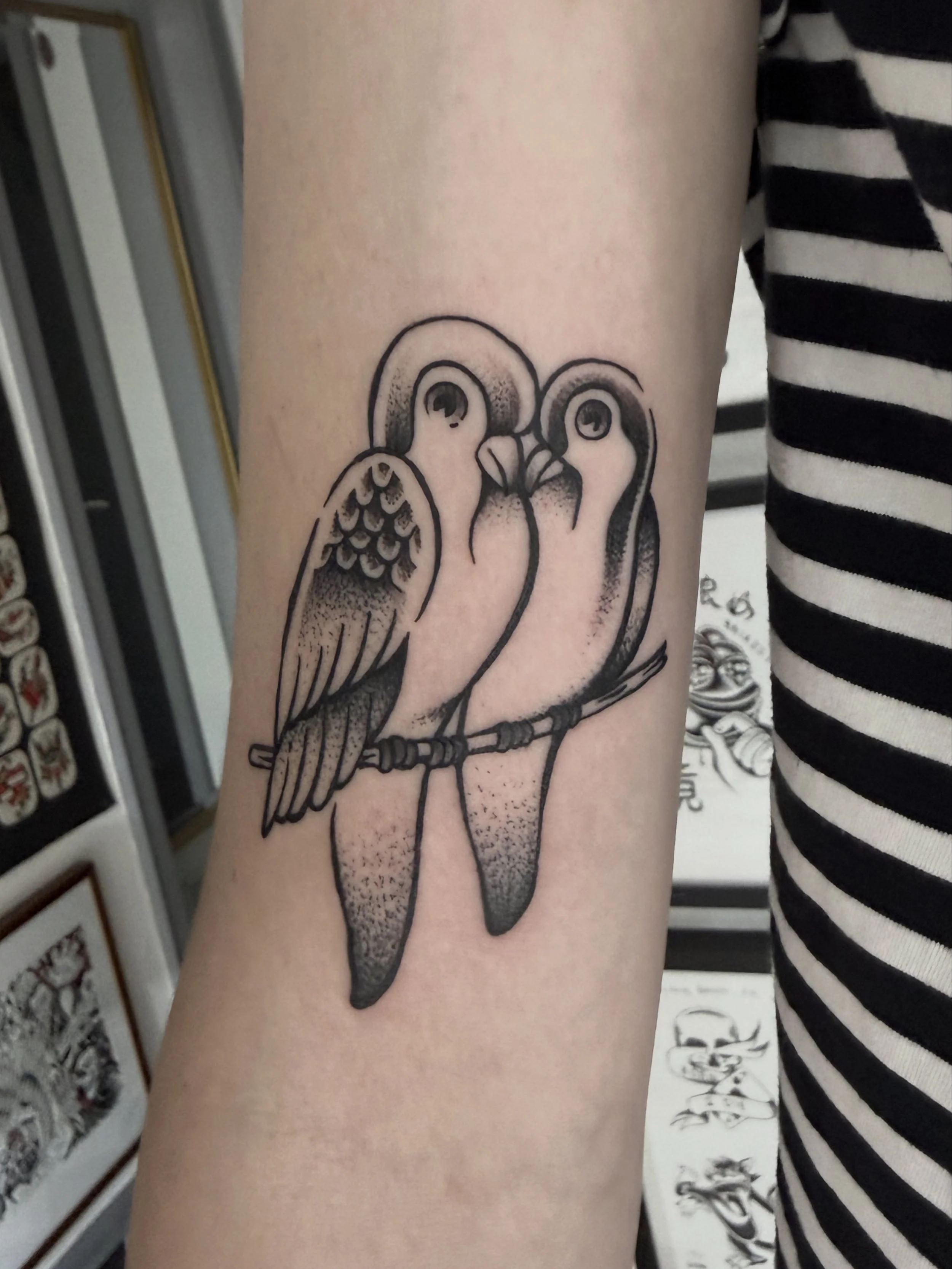 Nahaufnahme eines tätowierten Unterarms mit einer French Prison Style Tattoo