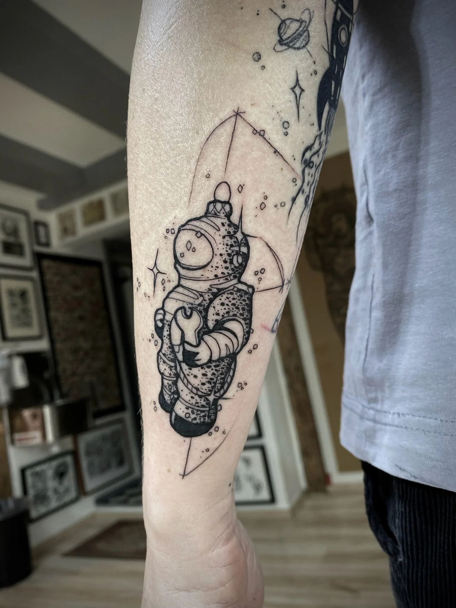 Illustratives Tattoo eines Astronauten