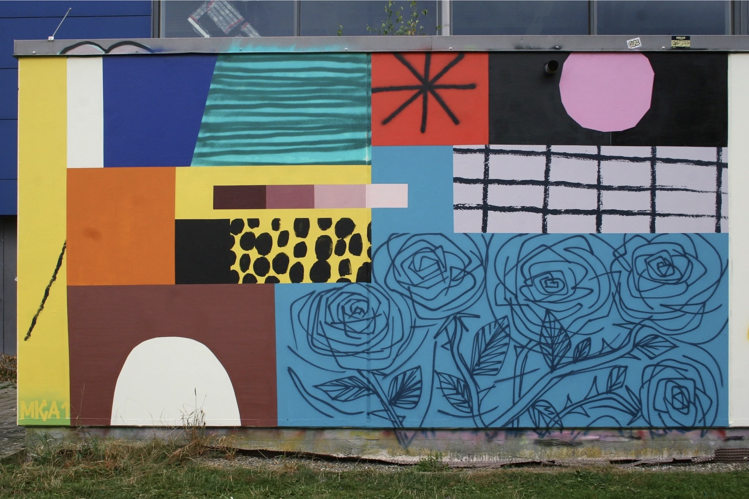 Bunte Wand mit geometrischen und abstrakten Mustern, Graffiti-Elementen und grafischen Designs