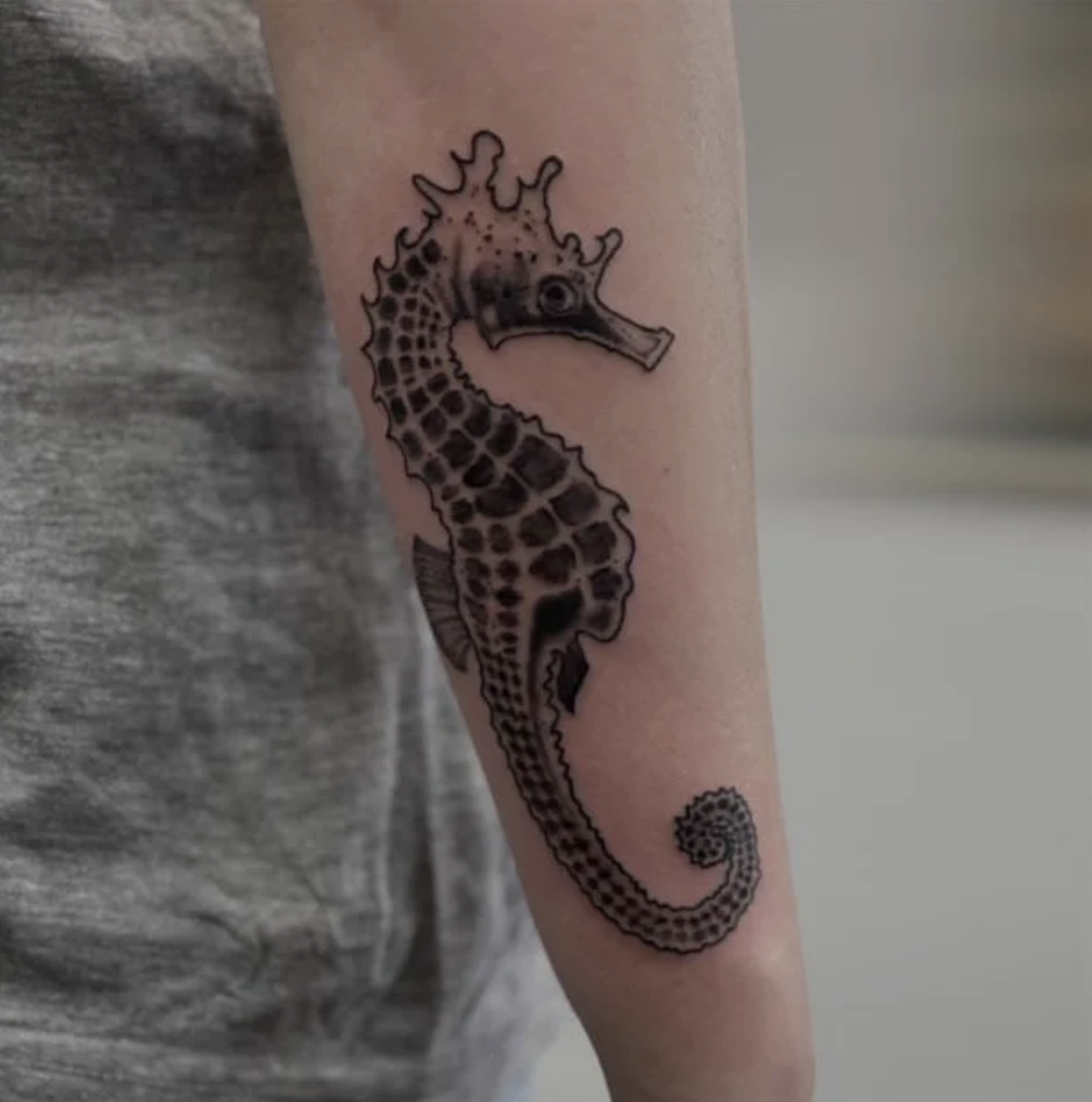 Fein gestochenes Tattoo eines Seepferdchens