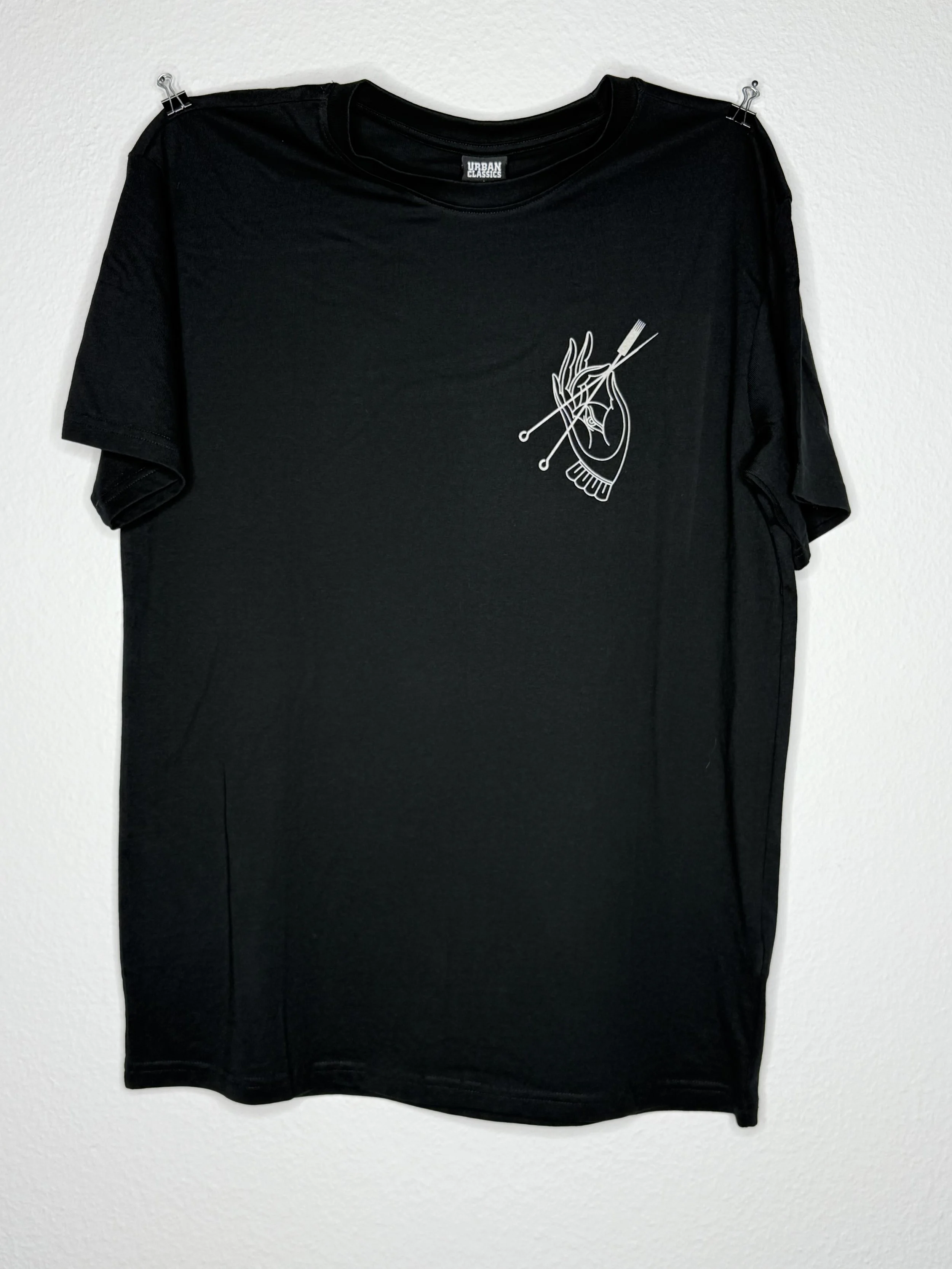 Schwarzes T-Shirt von Urban Classics mit weißem grafischem Druck einer Hand Tattoonadeln
