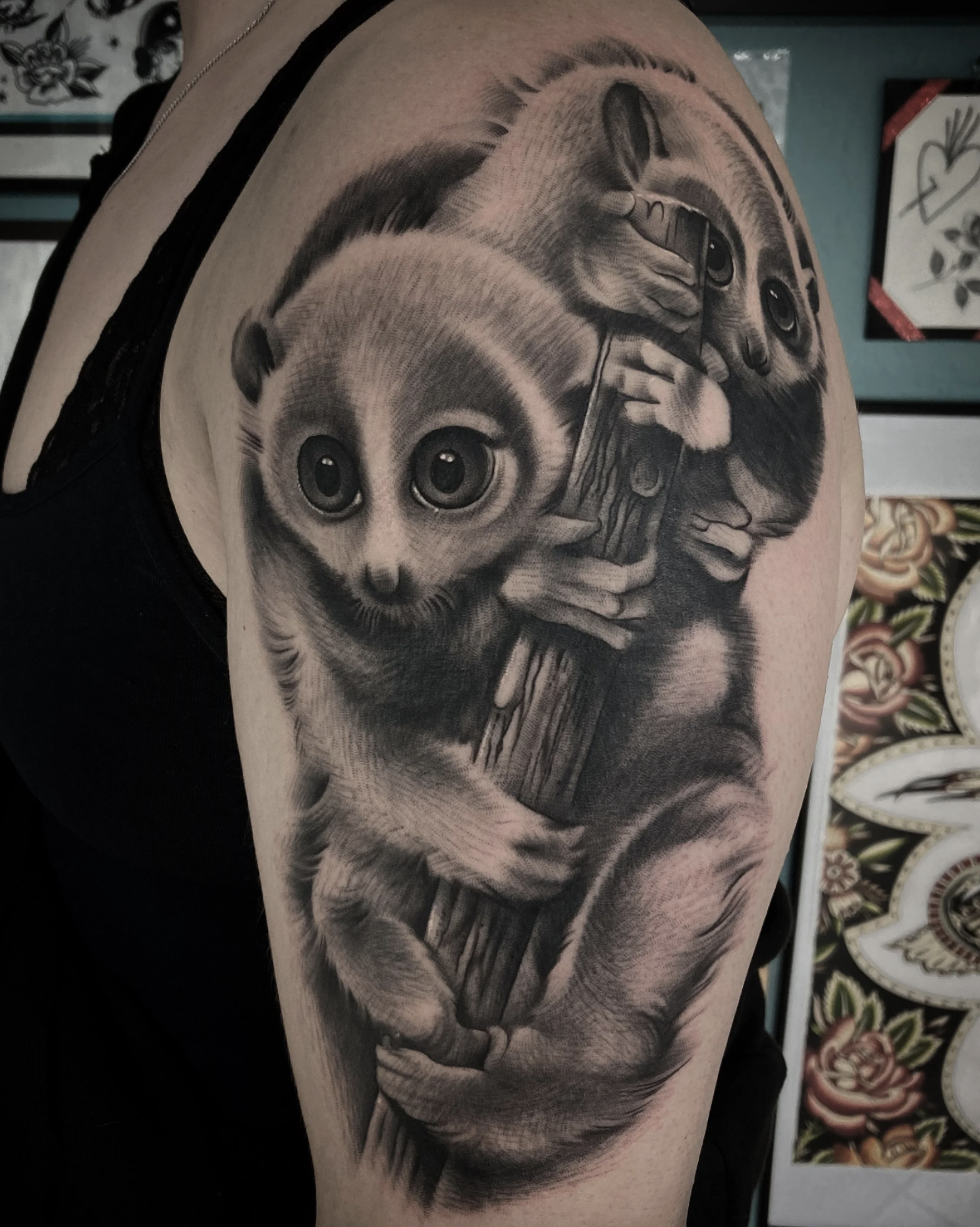 Detail eines Schwarzgrau-Tattoos auf Oberarm