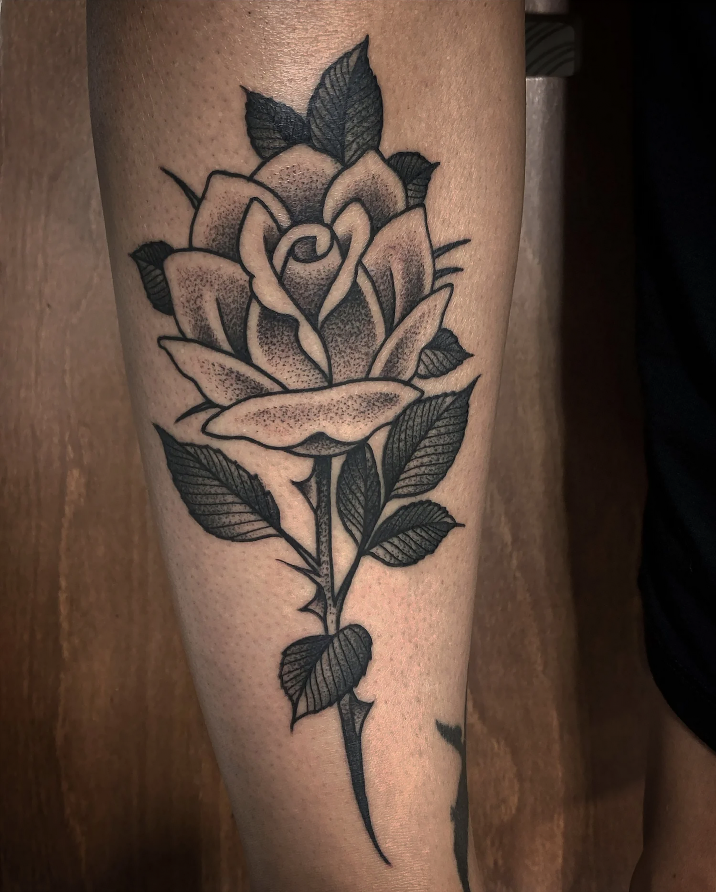 Schwarz-graues Rosen-Tattoo im Stipple Shading Stil