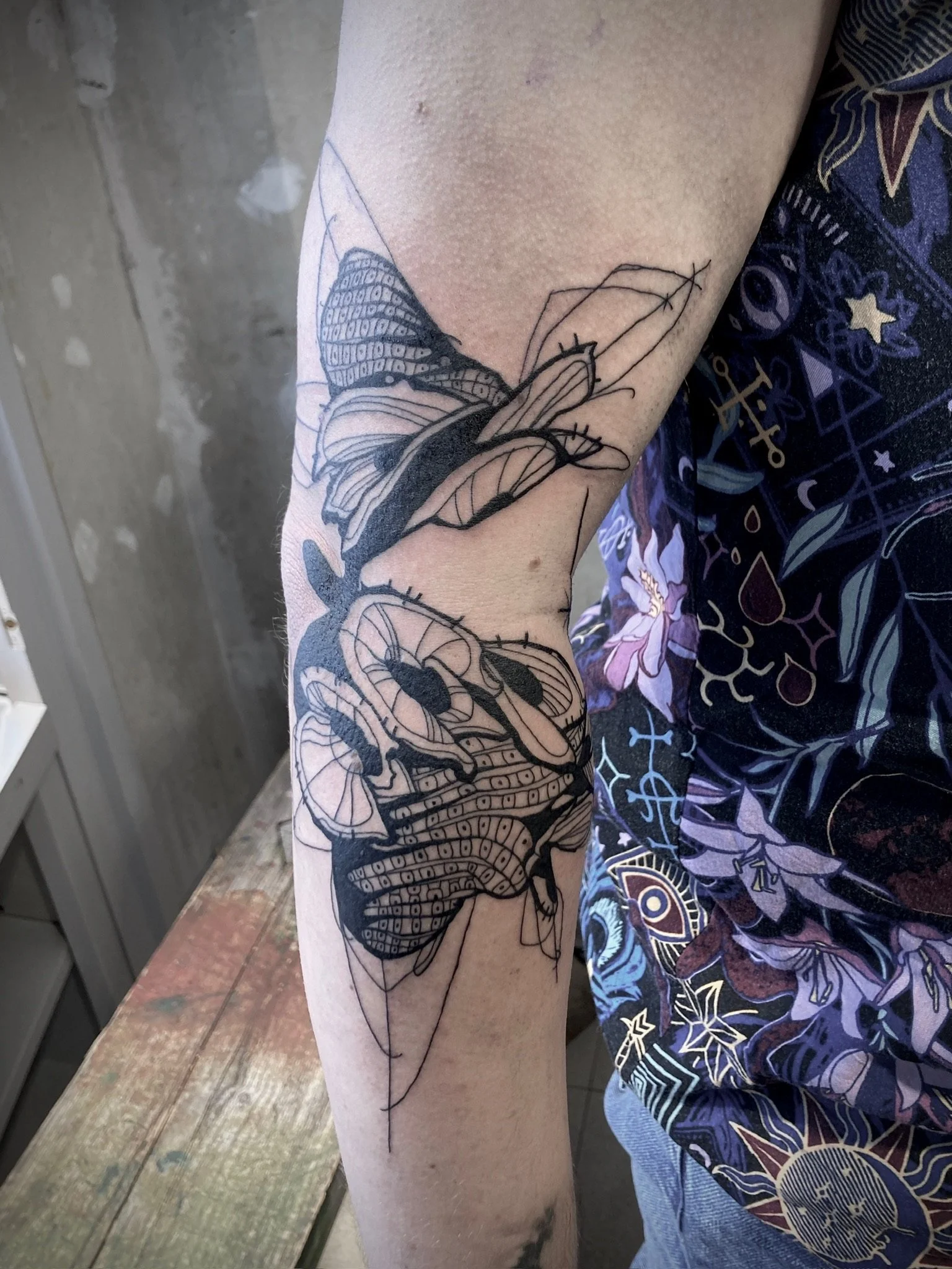 Illustratives Blackwork und Linework Tattoo auf Arm