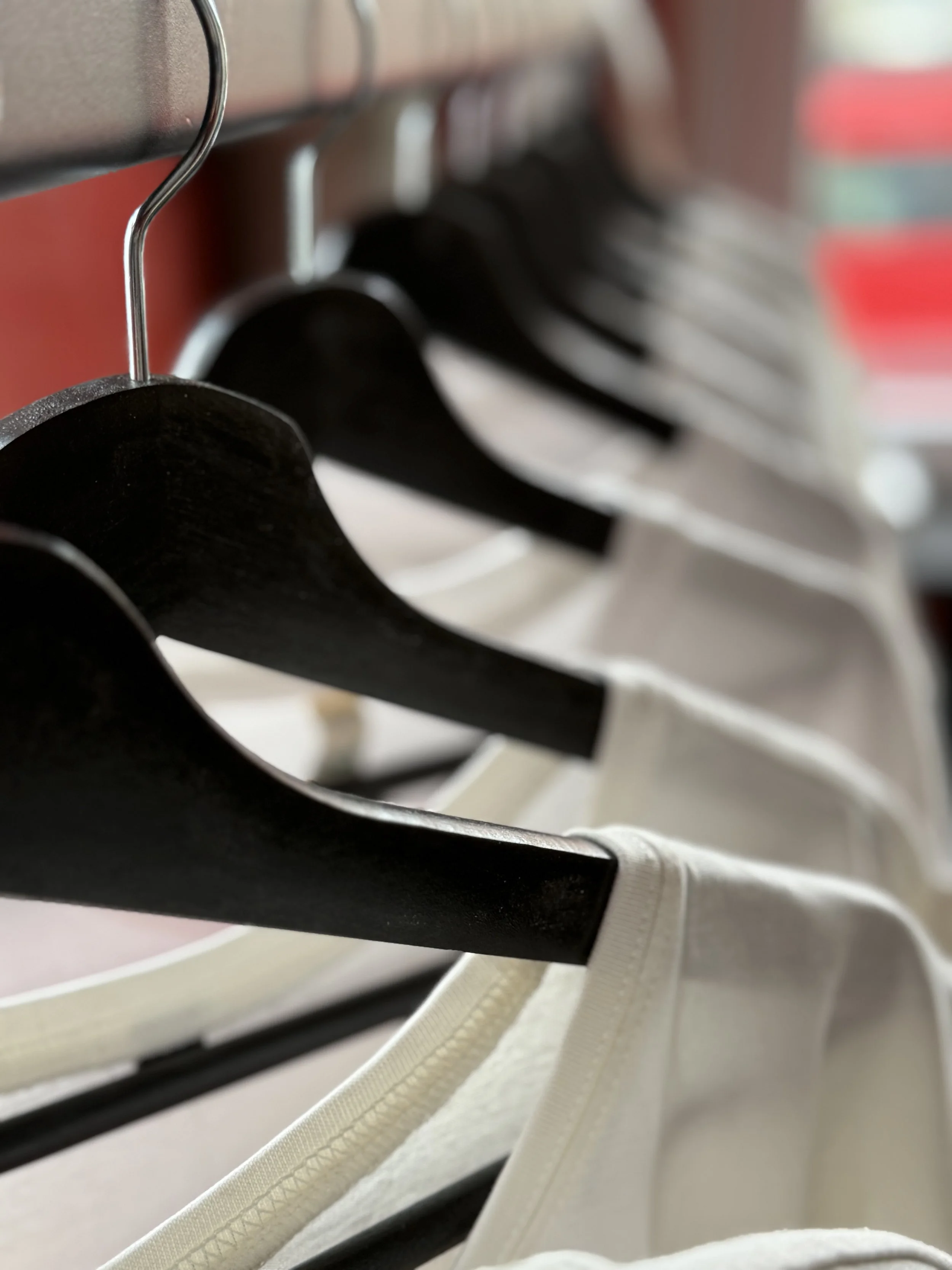 Nahaufnahme von Kleiderbügeln mit T-Shirts