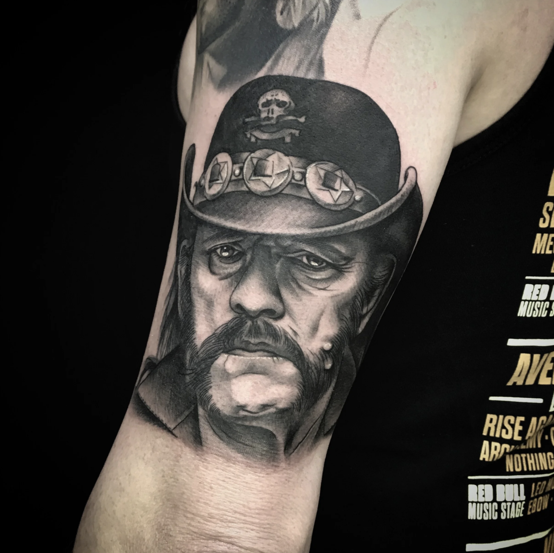 Detailaufnahme eines Schwarz-Grau-Tattoos mit einem Poträt von Lemmy Kilmister von Motorhead