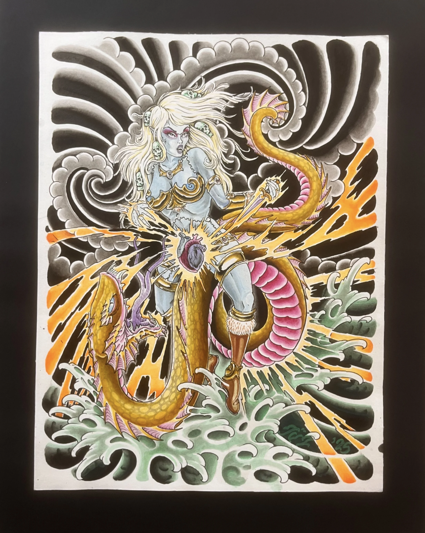 Handgemalte Fantasy-Illustration einer blauhäutigen Kriegerin mit Schwert, die gegen einen goldenen, geflügelten Seedrachen in stürmischen Wellen kämpft.