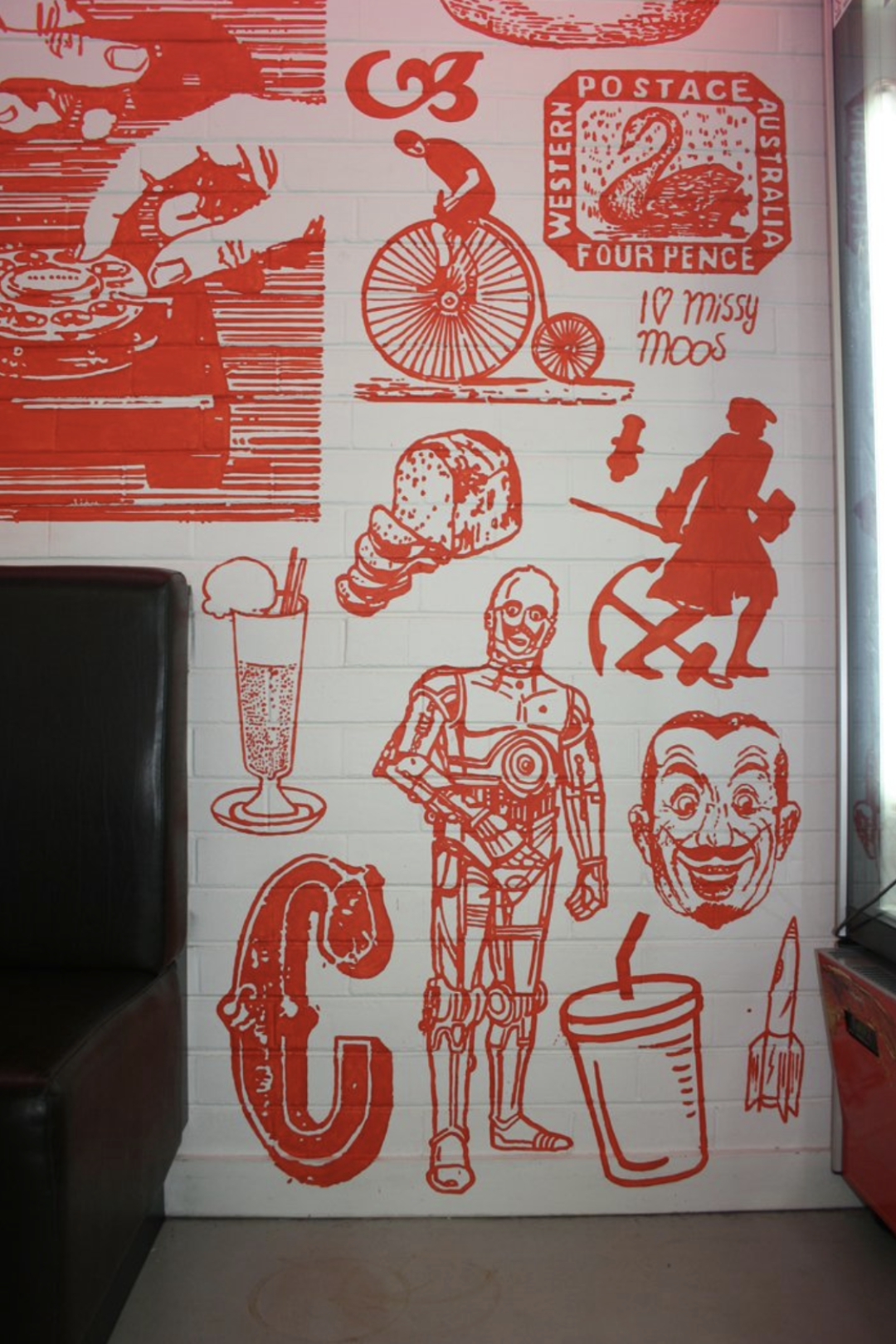 Rote Retro-Illustrationen auf weißer Fliesenwand mit Postwertzeichen, Jahrmarktfiguren, Roboter, Clown, Magnet, Getränken und weiteren Motiven.