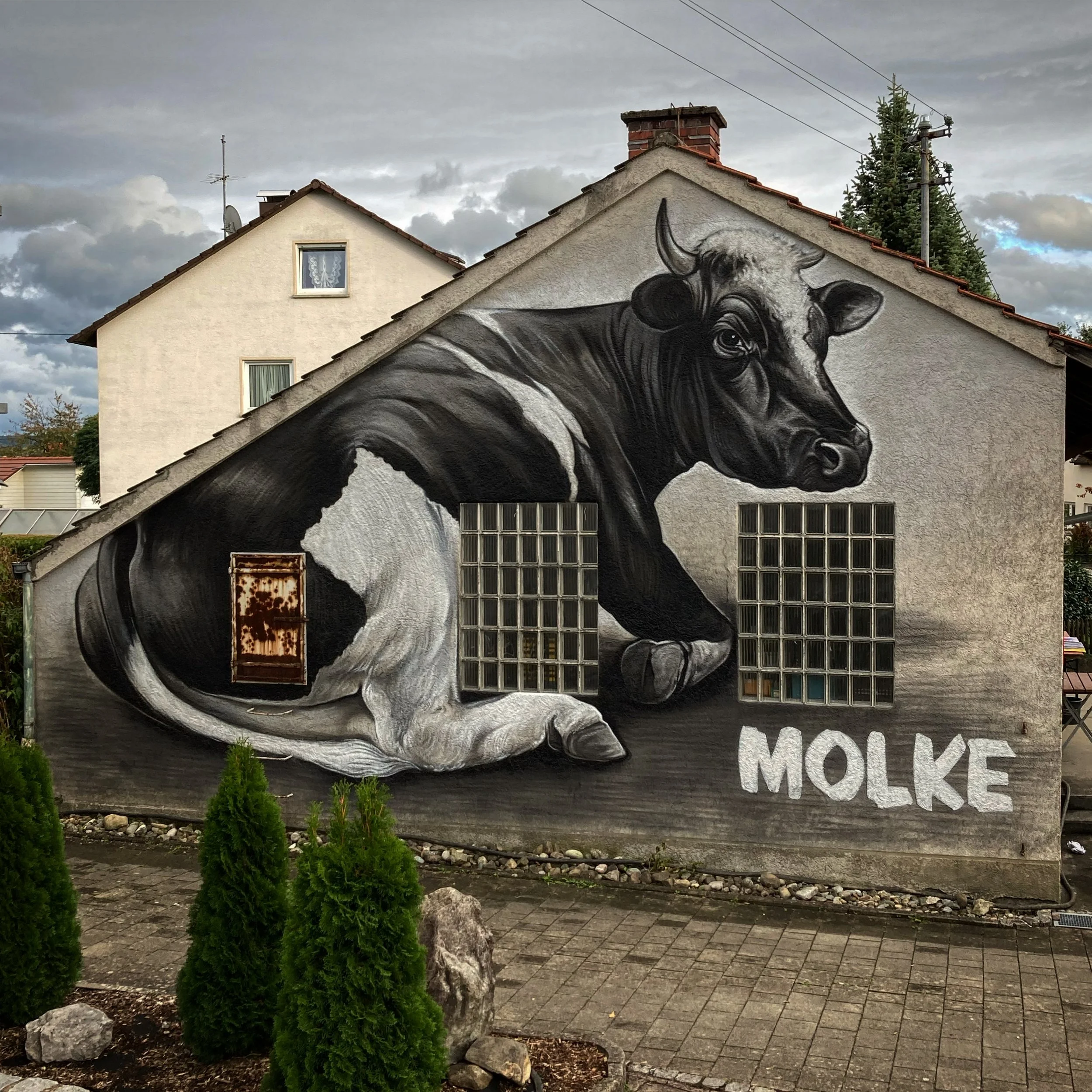 Großes Graffiti Mural das eine Kuh zeigt
