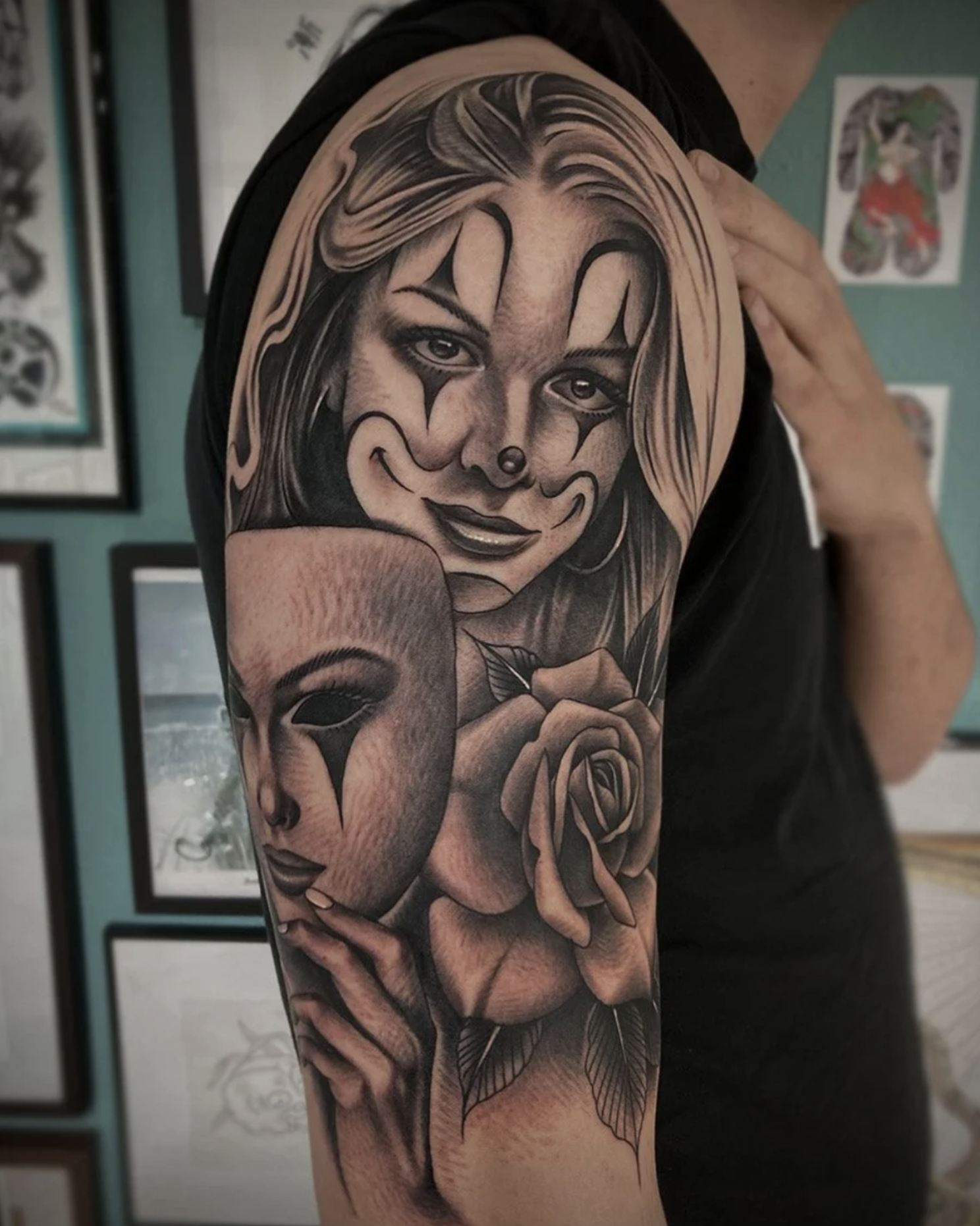 Nahaufnahme eines detailreichen Schwarz-Grau-Tattoos mit zwei stilisierten Frauenporträts im Chicano Stil