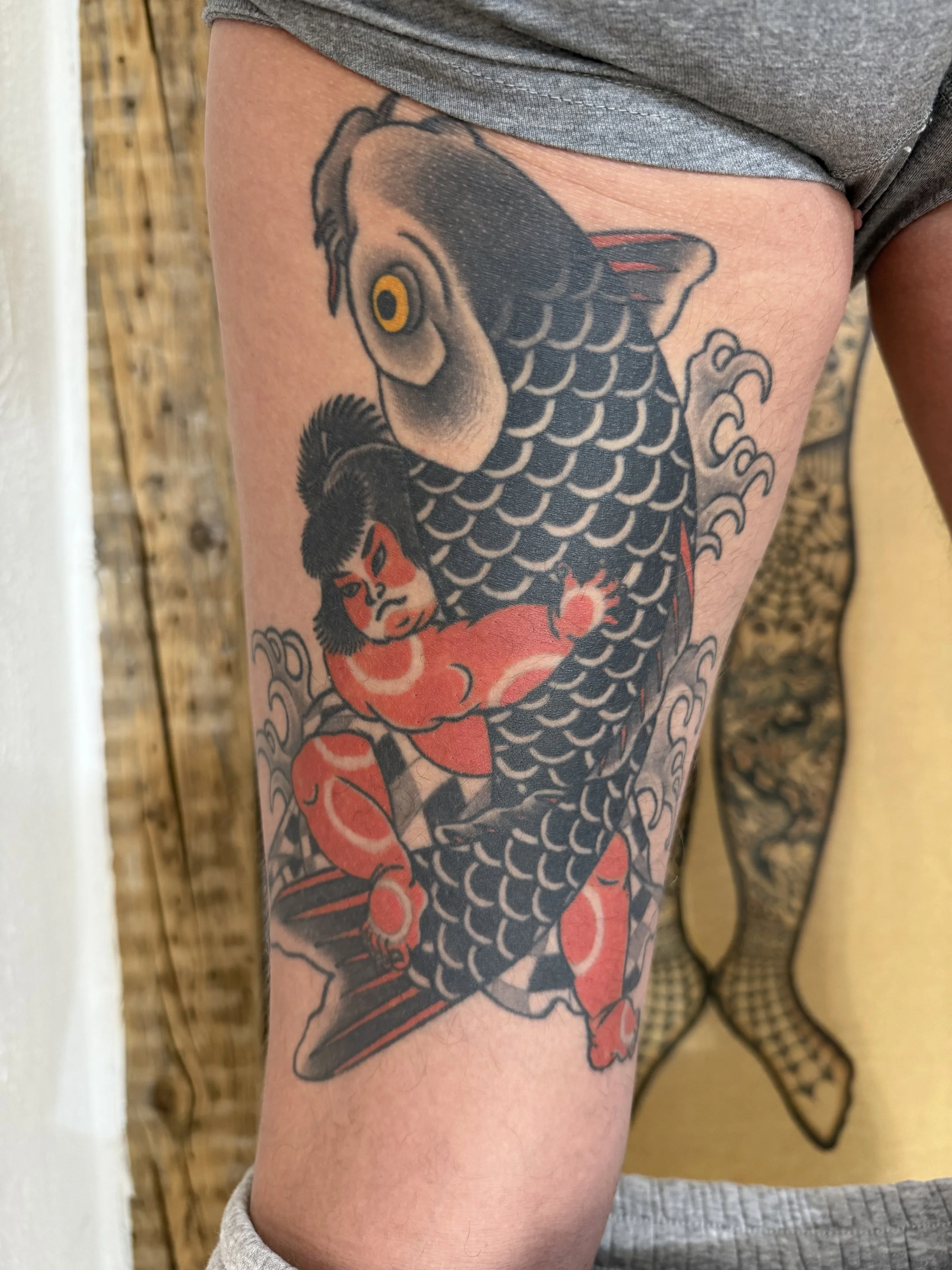Nahaufnahme eines farbenfrohen japanischen Tattoos mit einem Koi