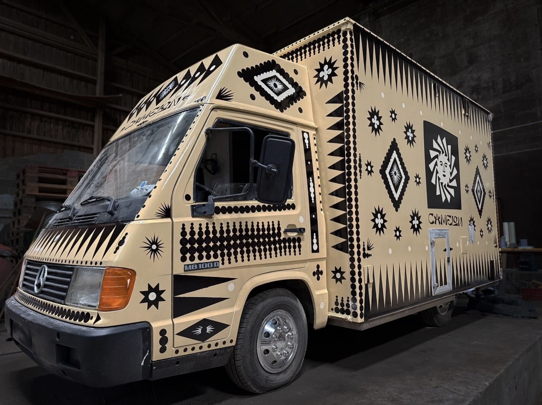 Foodtruck mit Folk Art Mustern von Hand bemalt