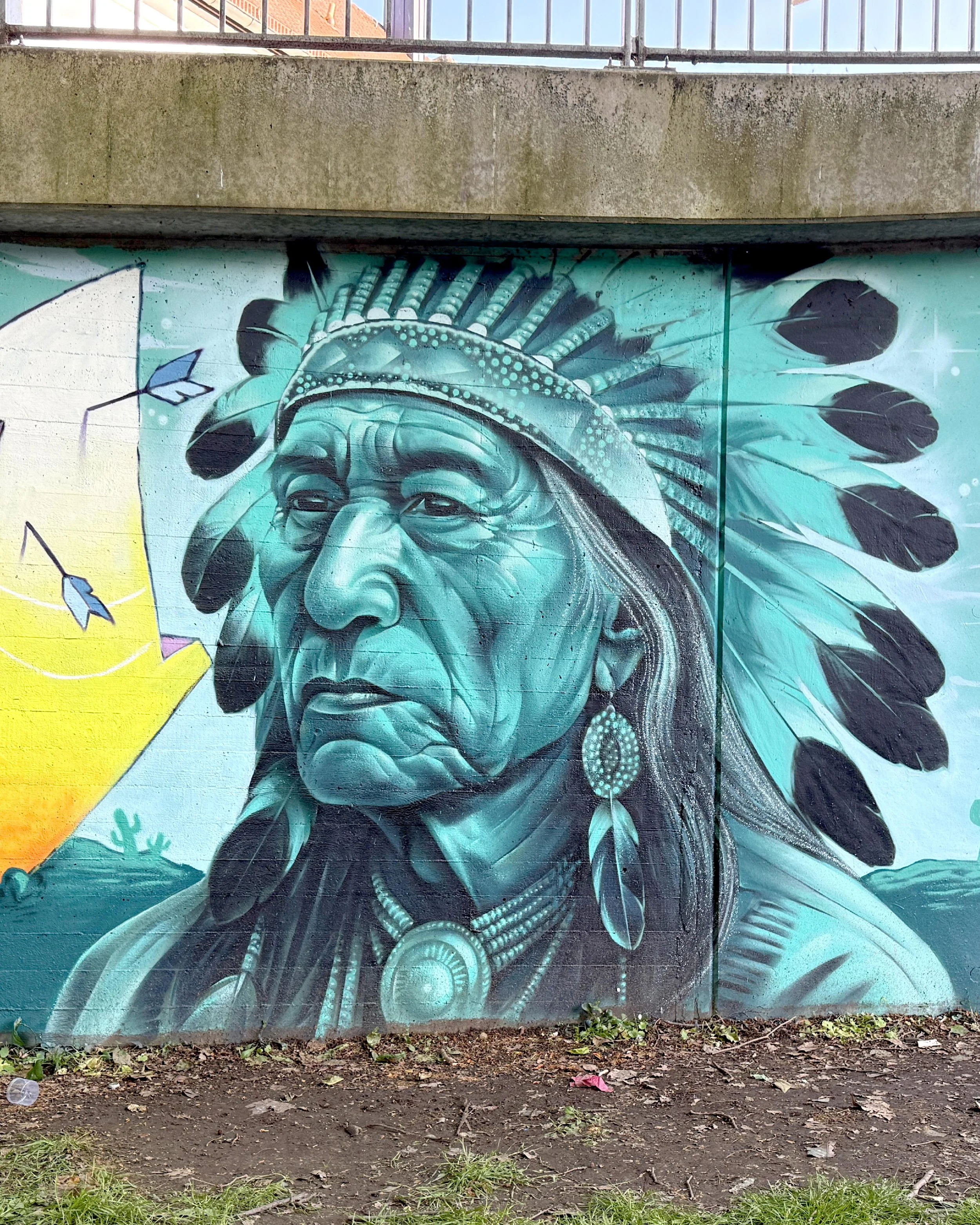 Graffiti eines Indianers mit Federkrone auf einer Wand