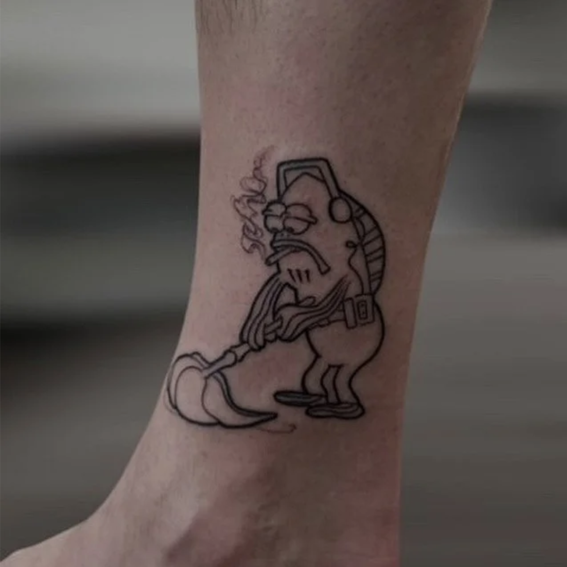 Tattoo eines cartoonartigen Zauberers mit spitzem Hut, Bart und Zauberstab am Bein