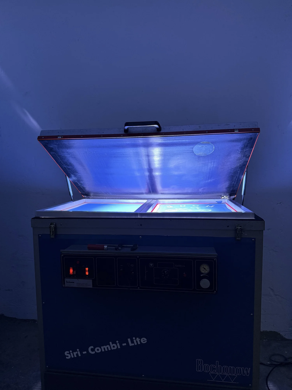 Geöffnete Bochonow Siri-Combi-Lite Belichtungsmaschine mit zwei beleuchteten Arbeitsflächen und Bedienfeld.